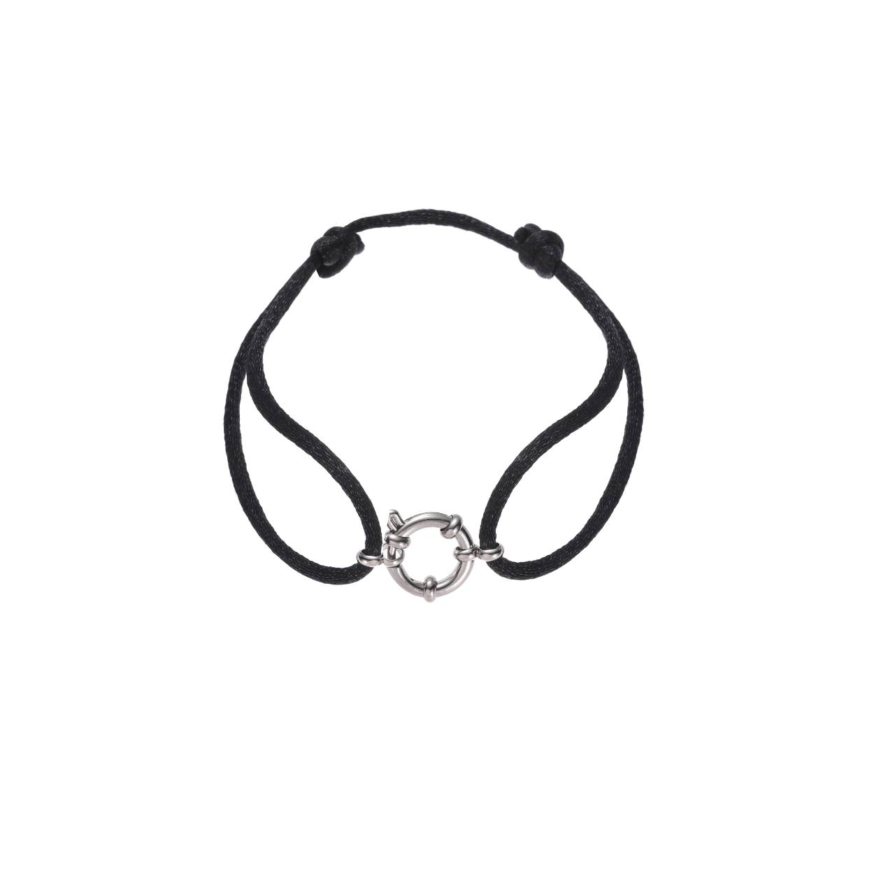  Van simpele subtiele kralenbandjes tot bredere statement stukken, we ontdekken steeds weer de nieuwste trends en passen deze toe in al onze designs.

De vele ontwerpen armbanden in onze collectie zijn goed met elkaar te combineren om een leuke armparty te creëren, maar ook met 1 armband maak je je outfit al compleet.

Waar onze bijoux armbanden vaak net wat stoerder zijn, vind je in onze stainless steel collectie (te herkennen aan de kraftbruine kaartjes) dunnere en fijnere armbandjes.