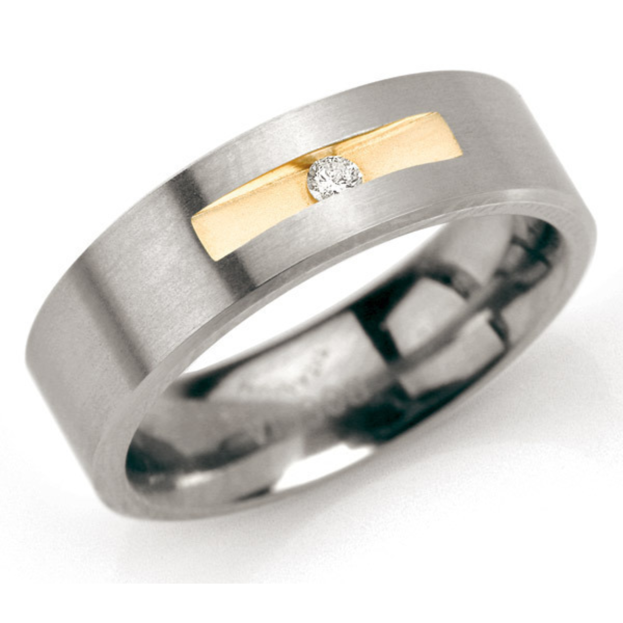Deze gematteerde damesring van Boccia Titanium heeft een goudkleurig accent en een met de hand gezette diamant. De diamant (0.03 ct) in dit sieraad zorgt voor een sprankelend effect. De 0101-08 is verkrijgbaar in meerdere maten, heeft een bolle binnenkant en is 6mm breed. 