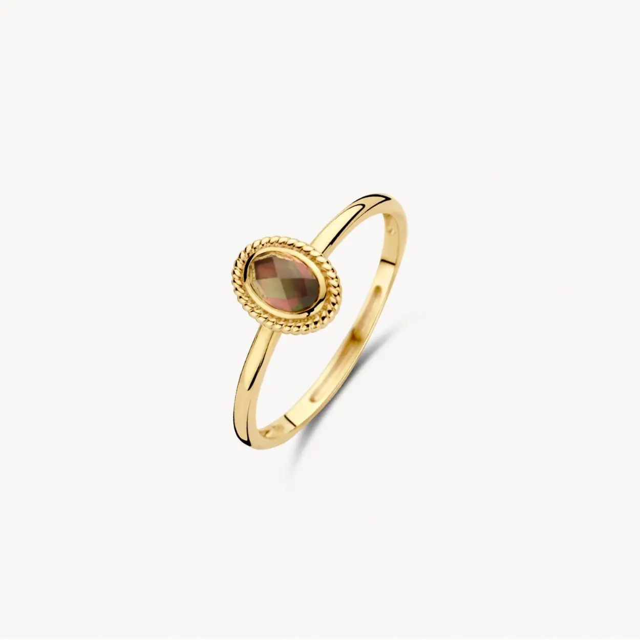 De parelmoer en pure kwarts in deze 14k geelgouden ring is gezet in een gladomzetting versierd met een speels kabelmotief. De band heeft een doorsnede van 1,3 mm en is matcht prachtig met ander (aanschuif)ringen uit onze collectie. 