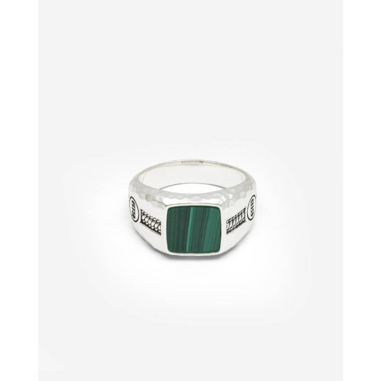 De Zilveren Tangguh Small Ring Malachiet is er voor iedereen die leeft vanuit innerlijke kracht en negatieve energie loslaat! Tangguh Small Ring is een verfijnde versie van de bestaande Tangguh Zegelring. Hiermee bouwt het verder aan de bestaande verhaallijn van een robuust en krachtig sieraad met een hamerslag-afwerking. De malachiet steen in de Tangguh Small Ring heeft tevens een helende werking. Malachiet stimuleert innerlijke groei, helpt bij emotionele verwerking en biedt bescherming tegen invloeden van buitenaf. Ontworpen in Amsterdam en handgemaakt in Zuid-Oost Azië van gerecycled zilver. De ring is graveerbaar en biedt de mogelijkheid om jouw persoonlijke touch toe te voegen. Welke bijzondere gebeurtenis symboliseert deze krachtige ring voor jou?