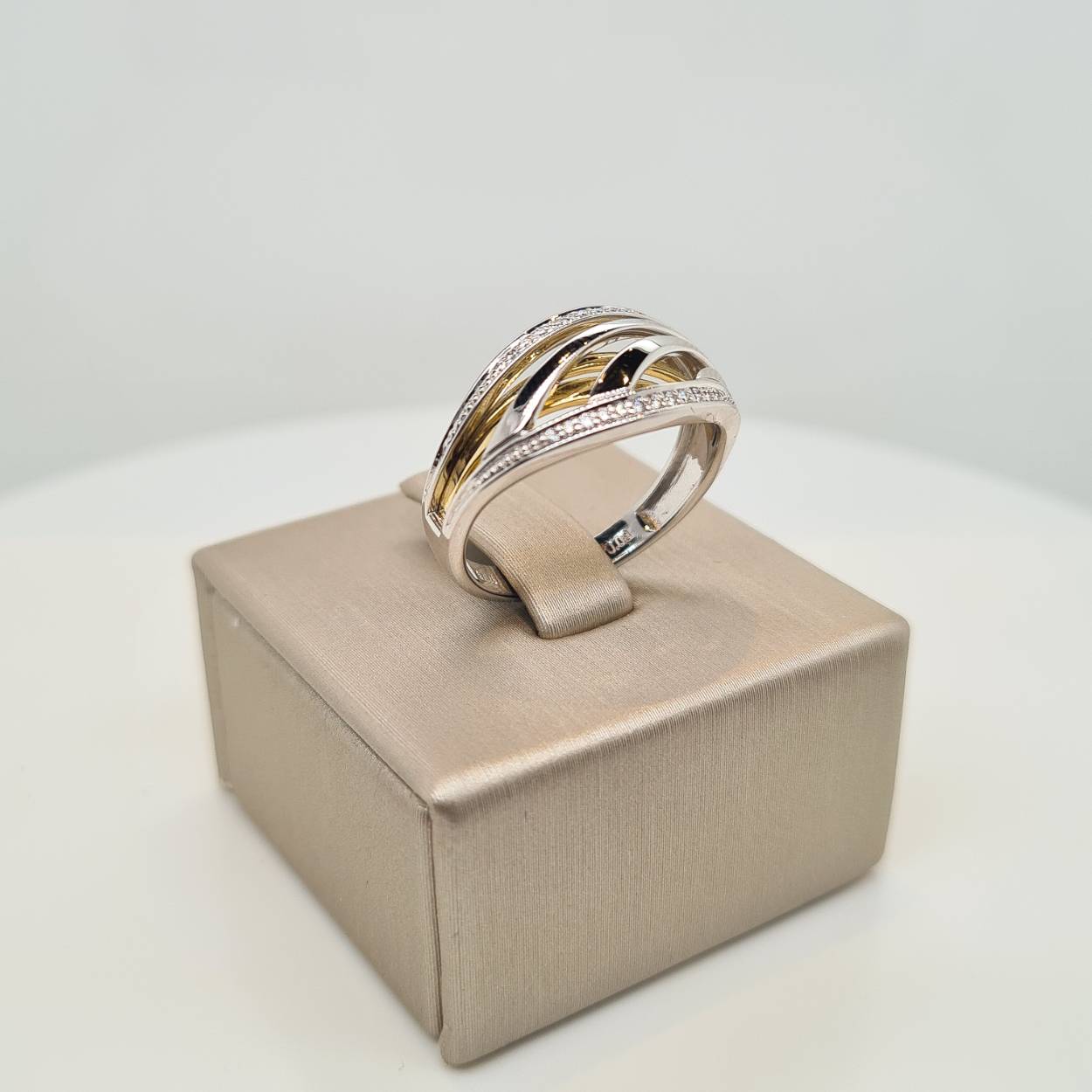 Prachtige 14krt geel- en witgouden ring met diamant, 0,09crt H Si. De maat van de ring is 55 (17,5). Heeft u een andere ringmaat, neem dan gerust contact met ons op.