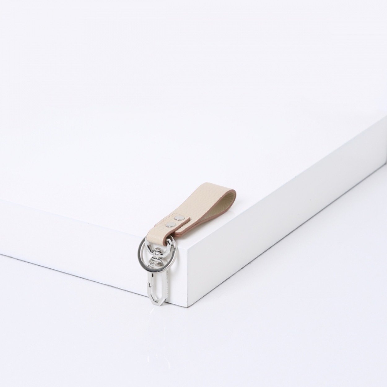 De SMAAK KEYCHAIN is verkrijgbaar in zacht soepel rundleer en stevig rundleer met een reliëfpatroon van olifantenhuid.
 
Uniek aan deze klassieke sleutelhanger is dat deze naast de ring een extra haakje bevat met een subtiel logo erin gegraveerd. Zo kun je de sleutelbos gemakkelijk vastklikken aan bijvoorbeeld je tas of riemlus.
 
Een must-have voor jezelf, maar ook leuk om cadeau te geven!