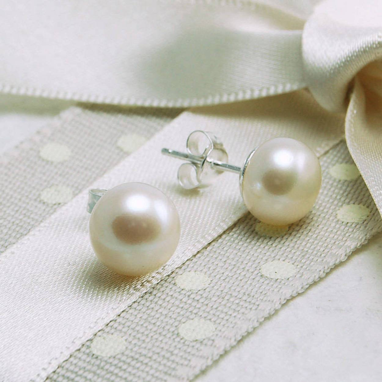 zilveren oorknop met witte zoetwater boutonparels van 7 tot 7,5 mm