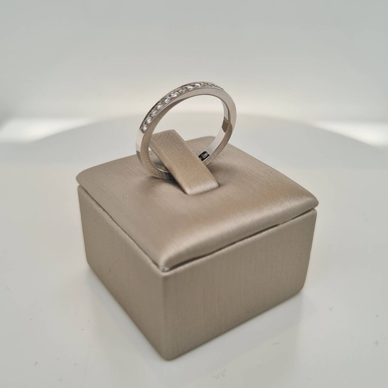Prachtige 14krt fijne gouden ring met een rij diamant 0,15crt H Si. Deze ring kan los gedragen worden, maar is ook prachtig te combineren met andere gouden ring zoals bijvoorbeeld de solitair ring.  

Deze ring is maat 55 (17,5), heeft u interesse in een andere maat? Neem dan contact met ons op.

