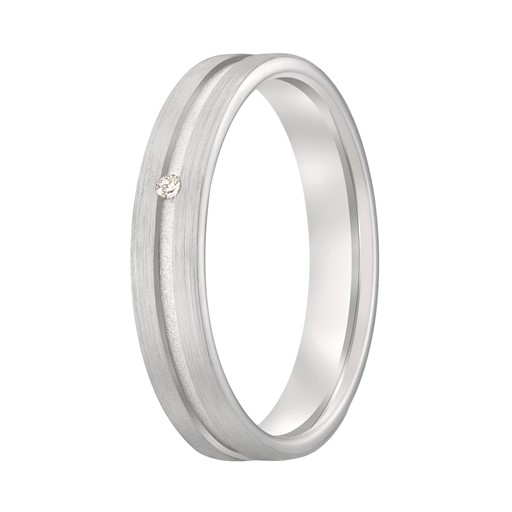 Wat een beauty is deze zilveren ring! Mooi gematteerd met hierin een elegant verlaagde middenbaan en uiteraard zorgt de ronde binnenkant voor een heerlijk draagcomfort.