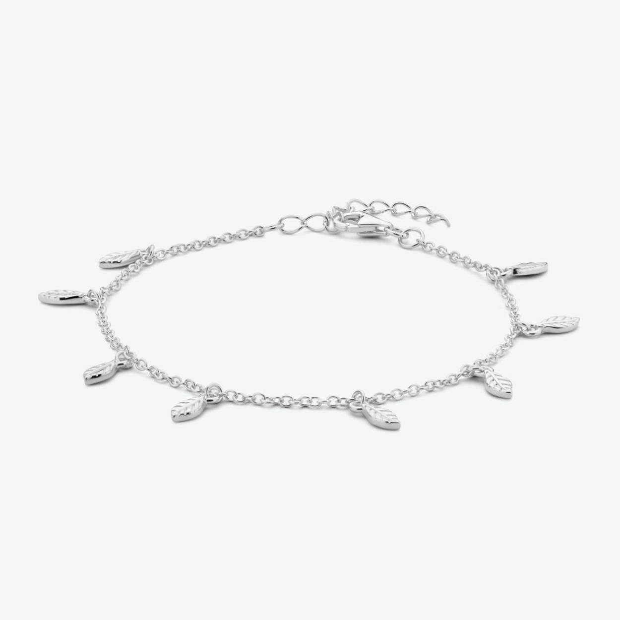 Gerhodineerd 925 zilveren armband uitgevoerd met hangertjes in de vorm van een veer. De armband heeft een draaglengte van 16cm met een extensie van 3cm.