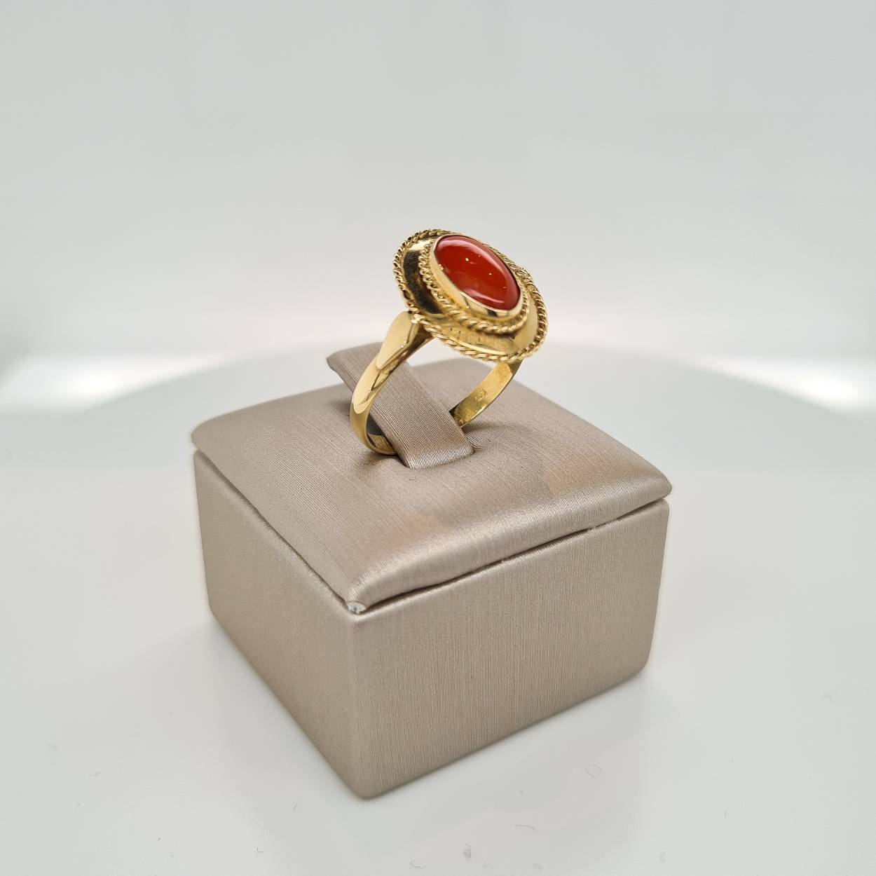 Ring 14 karaat goud gezet met echte bloedkoralen. De ring is in maat 17,5