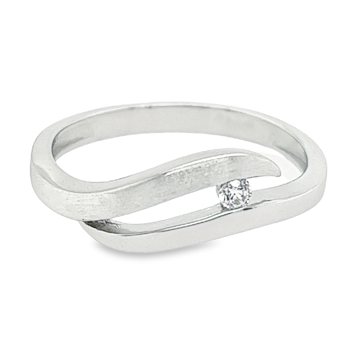 Deze prachtige zilveren ring is perfect voor elke vrouw die op zoek is naar een elegante toevoeging aan haar sieradencollectie. Het gerhodineerde mat en glans effect geeft deze ring een unieke uitstraling die zeker indruk zal maken. De ring is voorzien van een briljante zirkonia, wat het een bijzonder speciaal item maakt. De zilveren kleur en de zirconia zorgen voor een tijdloos design dat bij elke outfit past.