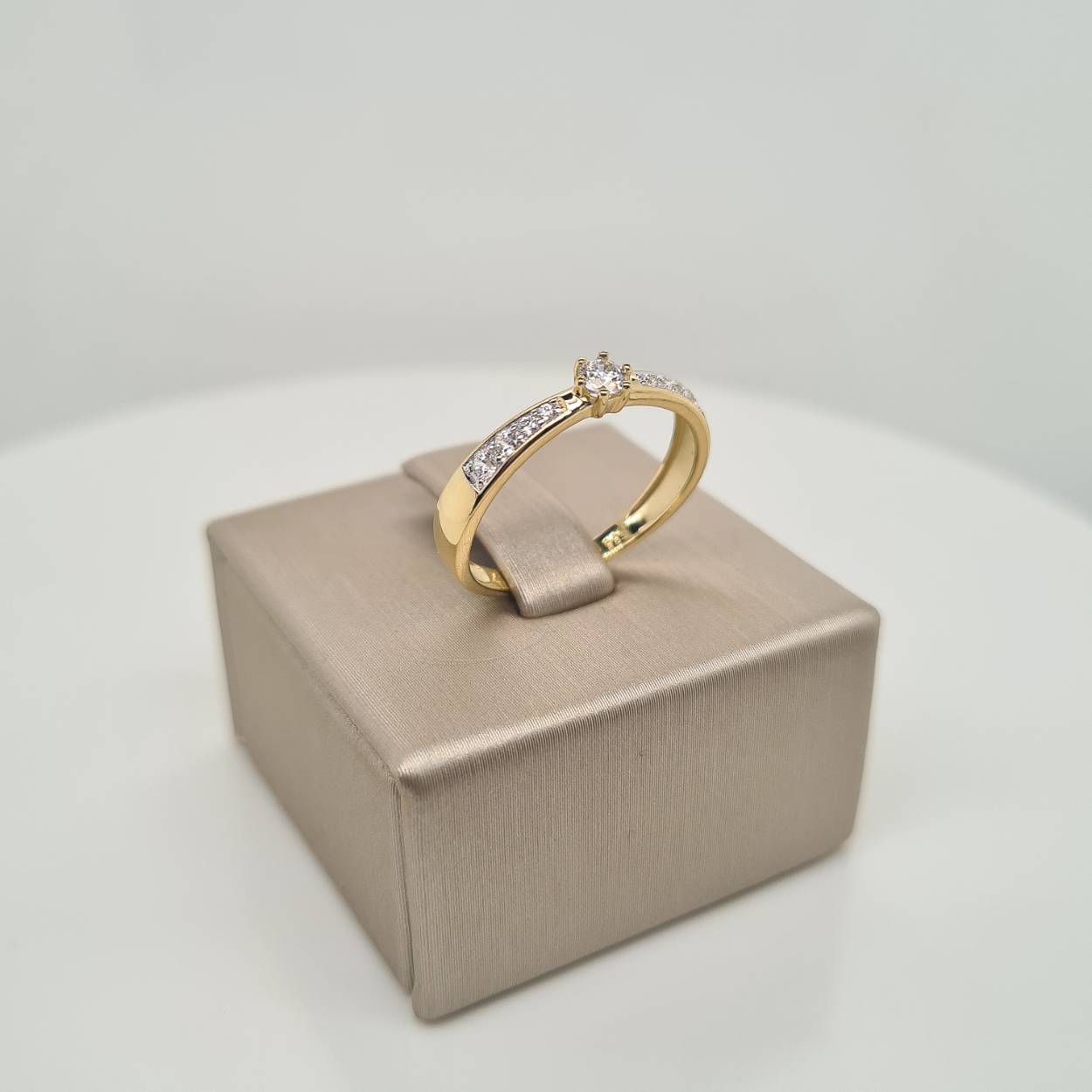 Prachtige 14krt gouden ring met zirkonia. De maat van de ring is 55. 

Heeft u een andere maat, neem dan gerust contact met ons op.