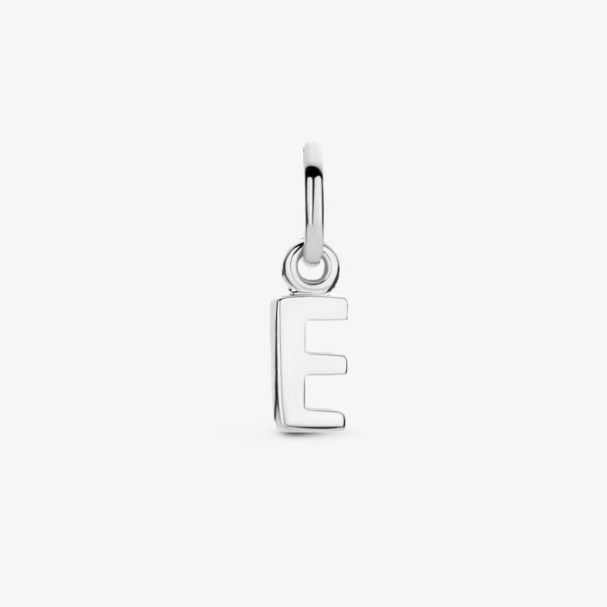 Zilveren hanger letter E 
Hoogte incl oog 13mm