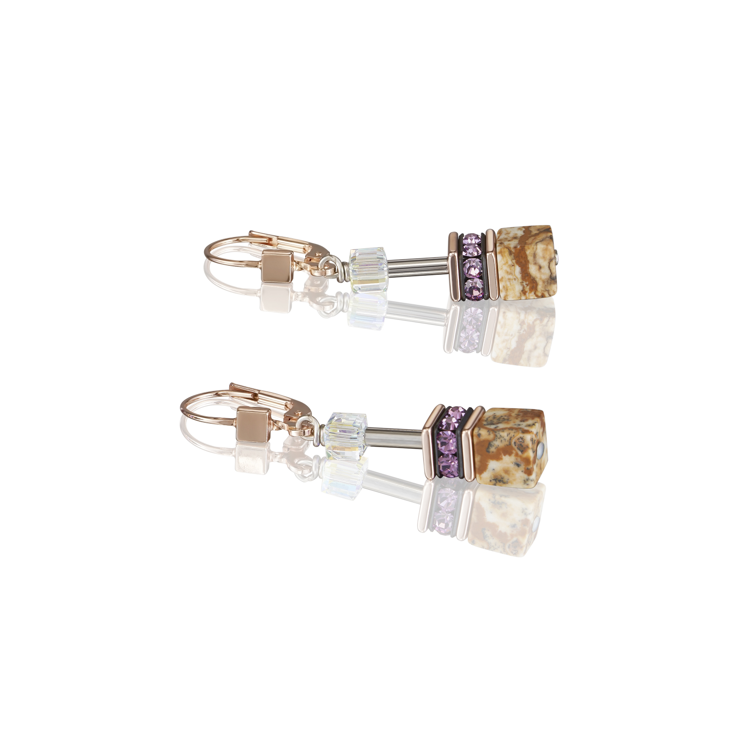Oorhangers van het merk Coeur de Lion met een Swarovski-kristal. Dit sieraad bevat de kleuren lila en beige.