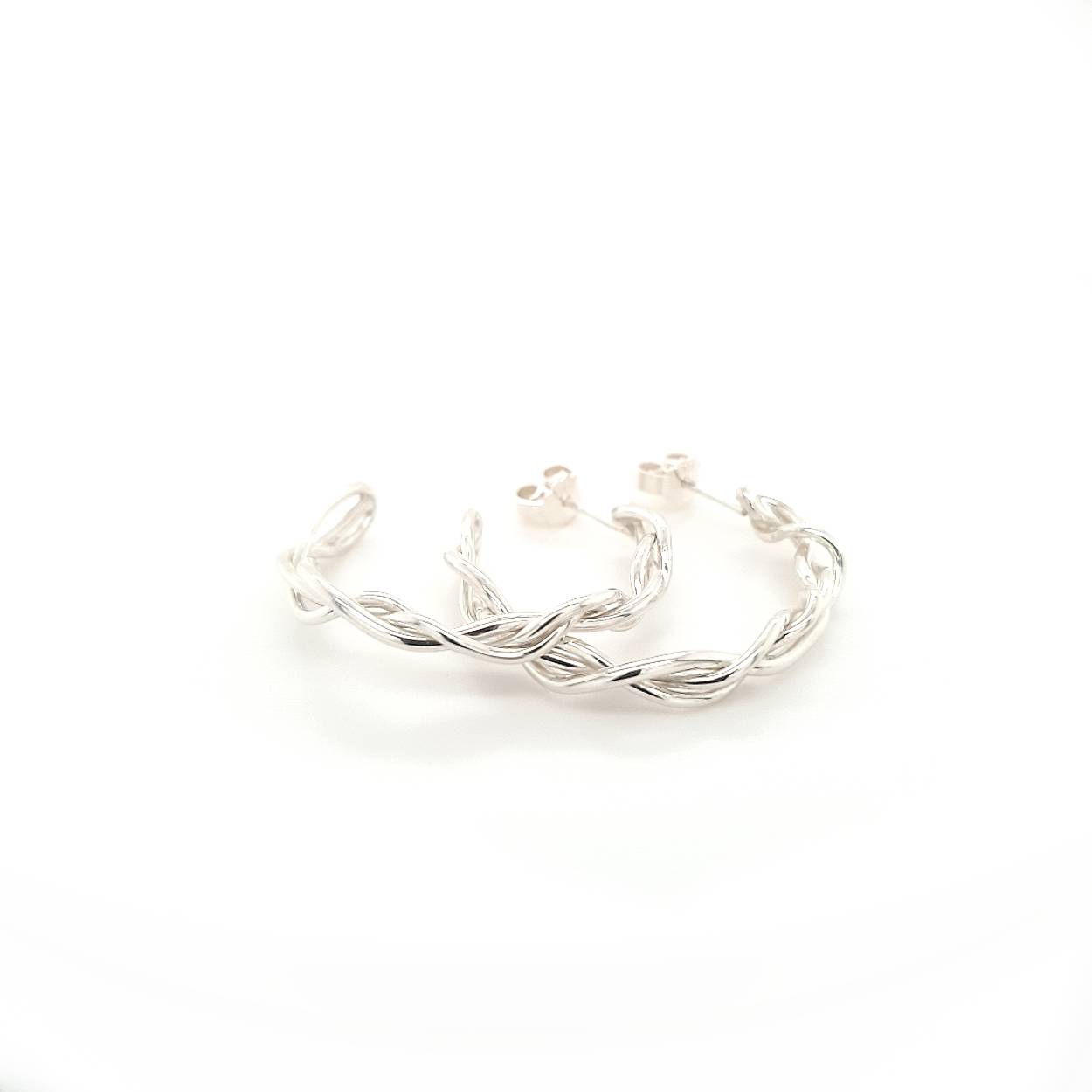 Sierlijke verfijnde draden laten deze ontwerpen voor zichzelf spreken. Met een letterlijke twist zijn deze sieraden goed draagbaar en makkelijk te combineren. Een energieke wikkel van sierlijkheid die jou laat stralen. Elk sieraad wordt met de hand gemaakt in ons eigen atelier en ontstaat spontaan op gevoel. Jouw Twist is dus altijd uniek.

Maak een afspraak en kom deze sierlijke oorringen eens passen! Of bestel ze gelijk, dan sturen we deze mooi verpakt naar je toe.