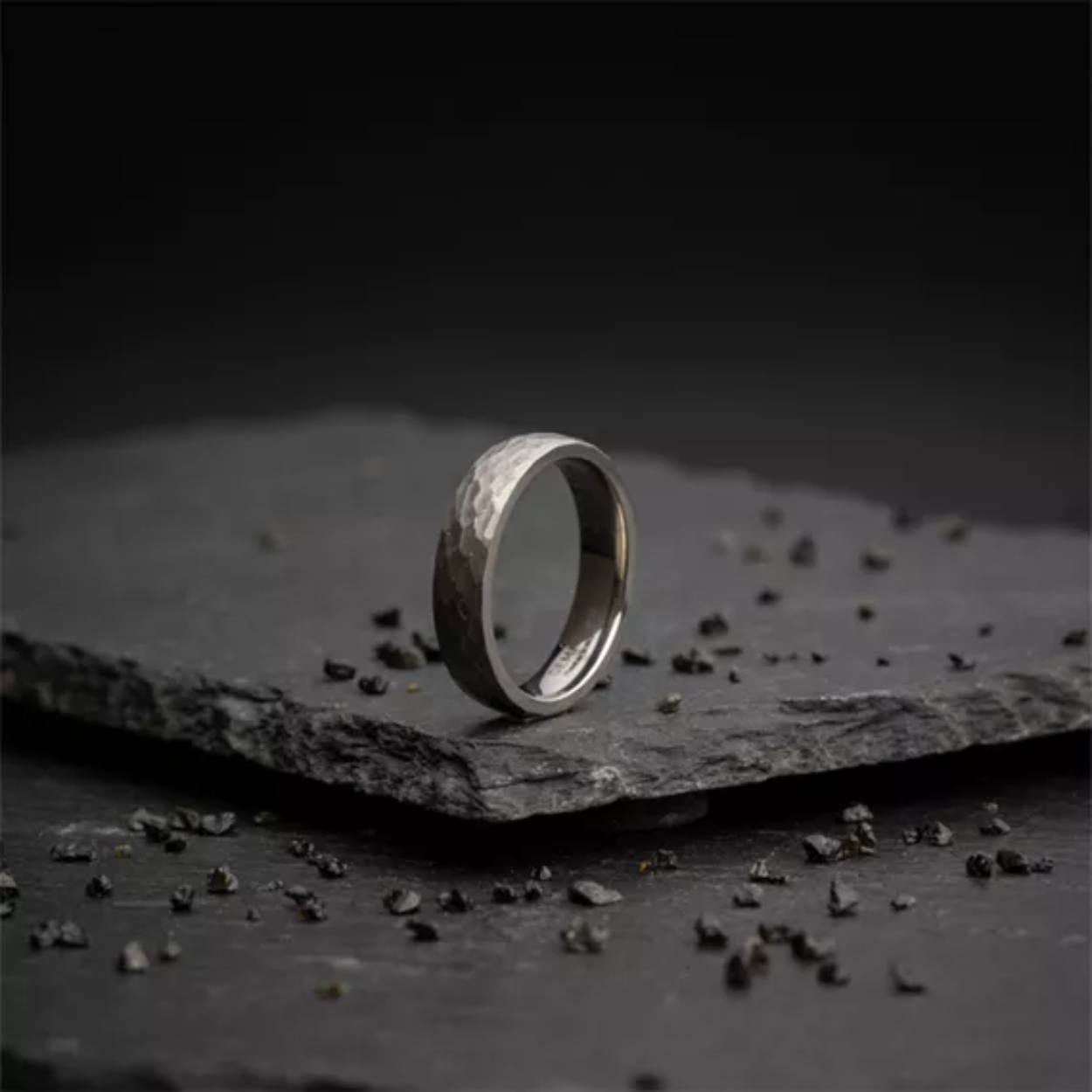 Deze Pulso Silver ring is volledig gemaakt van titanium van graad 2.

Waarom kozen we voor titanium?
- Het is lichtgewicht
- Het is supersterk
- Het is een exclusief materiaal dat ook wordt gebruikt in raceauto's, motorboten en ruimtevaart

De ring heeft een comfortabele pasvorm en is zeer comfortabel om te dragen. Door het lichtgewicht titanium draag je deze ring probleemloos dag in dag uit.

De naam 'Pulso' is afgeleid van het Latijn wat 'slag' betekent en verwijst naar de prachtige facetafwerking aan de buitenkant van deze titanium ring. 