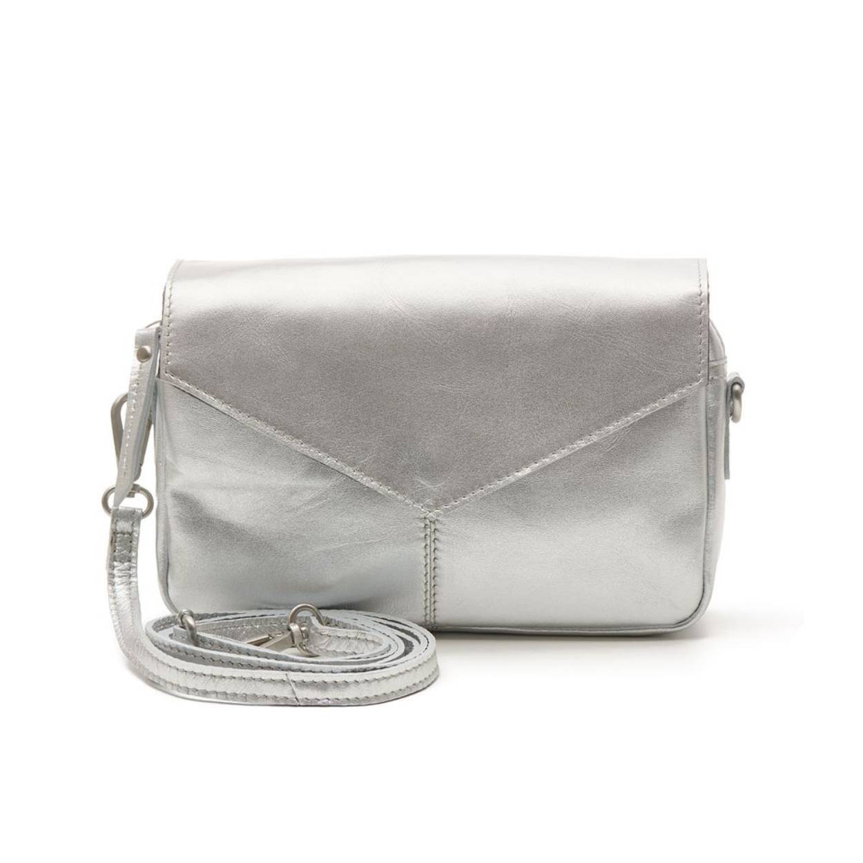 Ga stijlvol op pad met onze Rio Romy schoudertas dames! Deze dames schoudertas is gemaakt van stevig, soepel leer en heeft een opvallende envelop flap met croco print. De metallics hebben een effen klep. Met de Rio Romy dames schoudertas zijn al je kostbare items veilig: naast de envelopflap met magneetsluiting wordt de tas afgesloten met een rits. Aan de binnenzijde zit een extra zijvak met rits, bijvoorbeeld voor bankpasjes of muntgeld. De dames schoudertas van leer wordt geleverd met een lange, verstelbare band, welke ook nog eens afneembaar is. Onze lederen dames schoudertas is onderdeel van de &ldquo;firm ox bags&rdquo; serie. Deze serie kenmerkt zich door volnerf: dit is een stevig en tegelijkertijd soepel leer. Onze producten worden met zorg op een plantaardige manier gelooid en gekleurd, zonder het gebruik van schadelijke stoffen. 