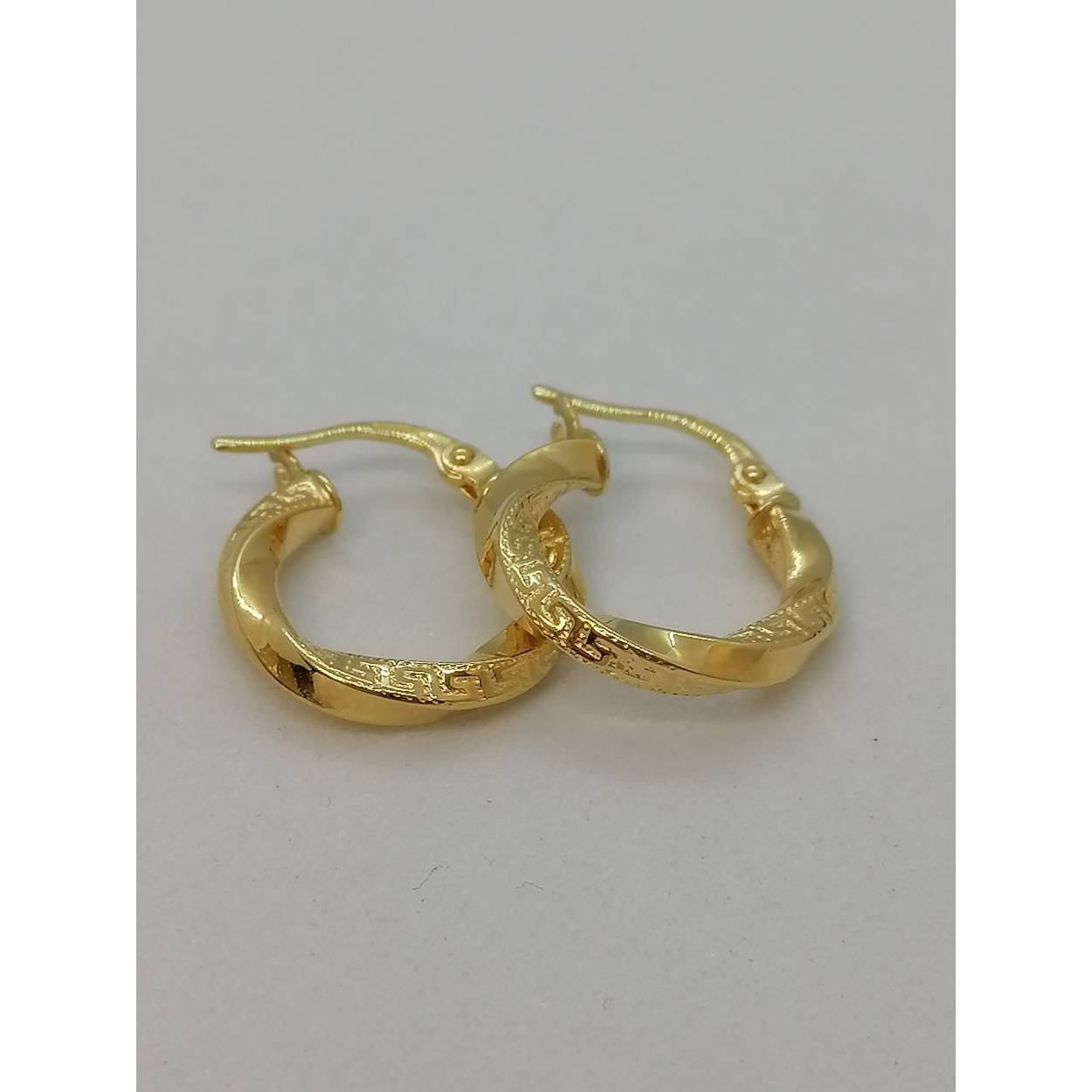 De gouden oorbellen model BREA-000250 zijn creolen van 18k goud. Ze hebben een breedte van 2,7 mm en een diameter van 9 mm. Gemaakt van 14 karaats goud en goudkleurig. Perfect voor dagelijks gebruik en feestelijke gelegenheden. Draag deze creolen met opgestoken haar voor een elegante look.