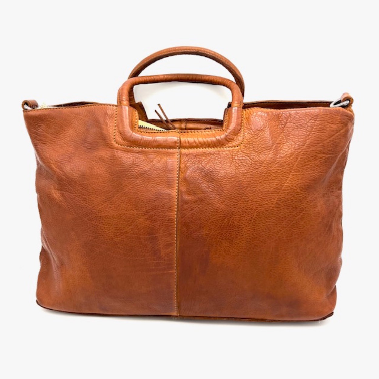 Leuk model handtas voorzien van twee handvatten en een lange verstelbare/afneembare handgreep.
Onder de toprits zit een afsluitbaar rits vak en een handig vak om uw mobiel in op te bergen. De onderkant is voorzien van dopjes waardoor het leer niet aan de onderkant zal beschadigen of smerig wordt.

Afmetingen:
Hoogte 26cm x breed 40cm x diep 13cm