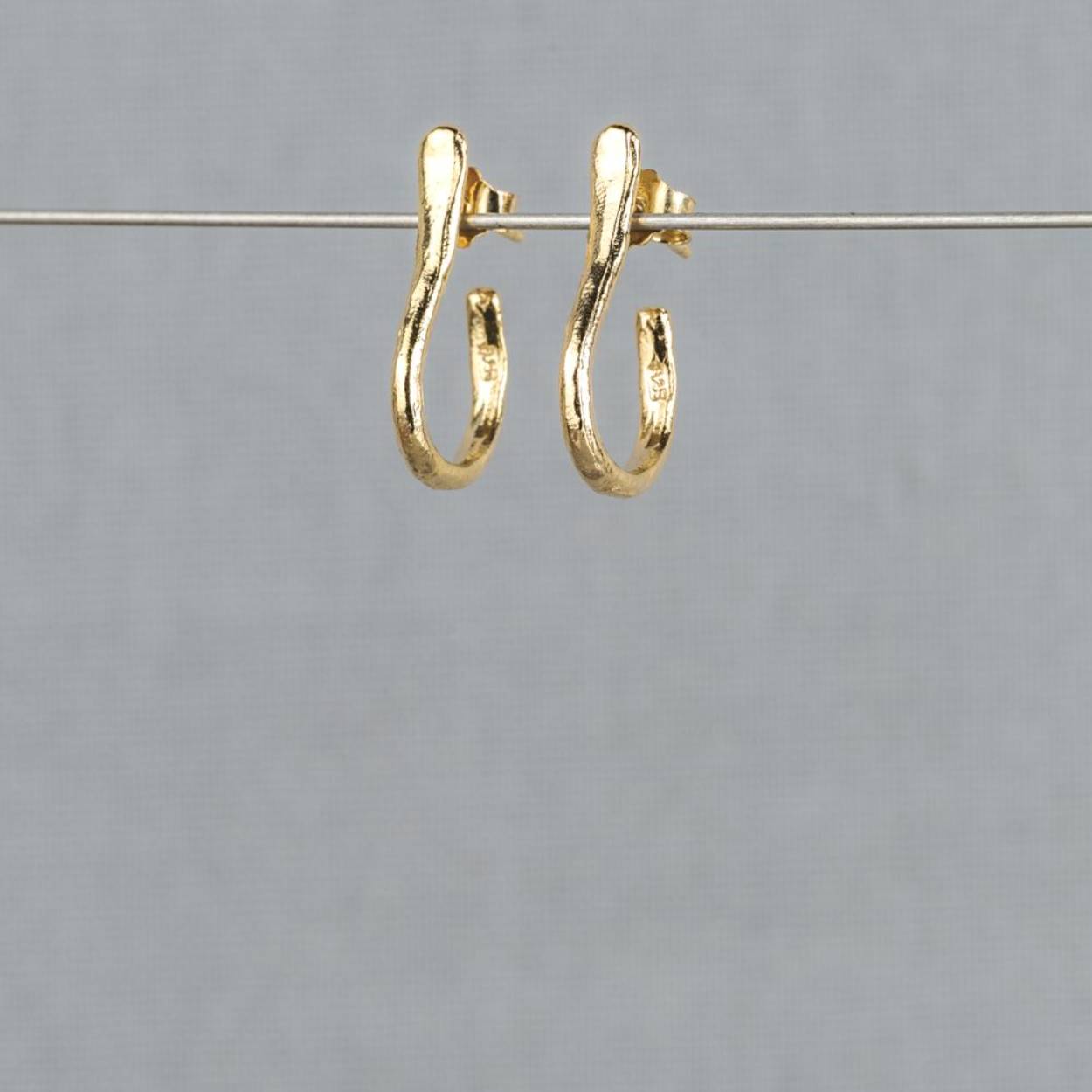Oorhoepel gemaakt van zilver verguld. Combineer deze oorbel met een mooi collier, armband en ring van Jéh Jewels voor een complete look!