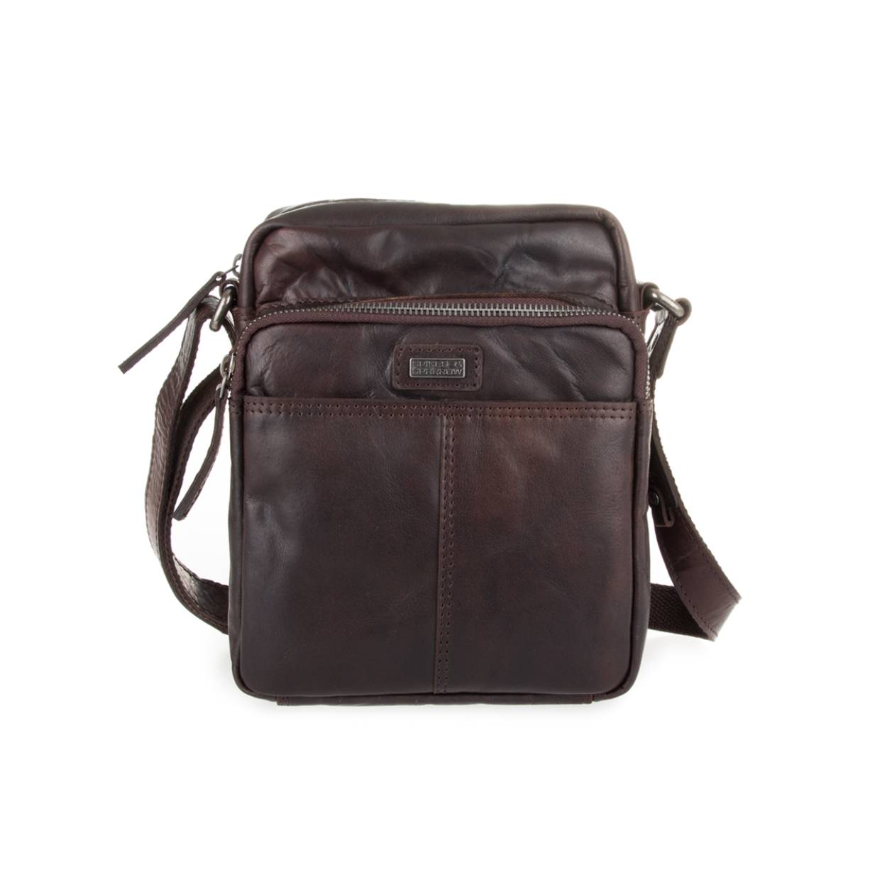Deze stoere cross body tas is gemaakt van ons bronco leer. De verschillende vakken zorgen er voor dat je jouw spullen goed en georganiseerd kan opbergen en zo makkelijk terug kan vinden.

Kleur: donker bruin
Afmetingen: 18 x 5 x 22 cm
Materiaal: bronco leer
Exterieur: hoofdvak met rits, voorvak met rits, achtervak met rits, insteekvakje met magneetsluiting
Interieur: ritsvakje, insteekvakje, pennenlusjes
Hengsels en banden: vaste verstelbare band

Garantie: 2 jaar