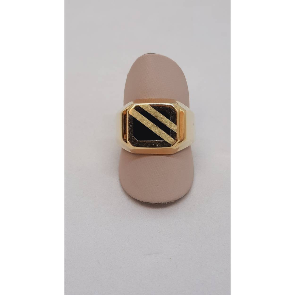 Deze prachtige gouden ring, model BREA-JOY-0004025, is gemaakt van 14-karaats goud en heeft een schitterende glans. Met een maat van 58 en een elegante goudkleurige uitstraling is het ideaal voor dagelijks gebruik of speciale gelegenheden. Draag deze ring solo voor een verfijnde look of combineer met andere sieraden voor een opvallende stijl.