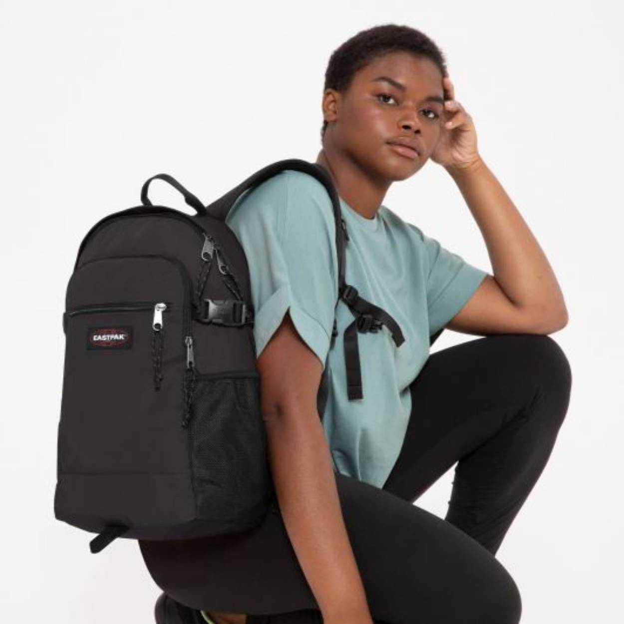 Productbeschrijving
Een sportief silhouet boordevol praktische functies. Vul de verschillende vakken, het geïntegreerde laptop vak en de flessenhouder voor je dagelijkse avonturen en verstel de mesh-bandjes voor de hele dag draagcomfort.
Productkenmerken
Hoofdvak met twee rits vakjes aan de voorkant
Gemaakt van 100% nylon
Gevoerd achterpaneel en verstelbare mesh schouderbanden
Gevoerd laptop vak voor vrijwel alle apparaten van 13 inch
Flessenhouder aan de zijkant
Voor het maken van dit 100% veganistische product worden geen dierlijke producten gebruikt.

Afmetingen:
Hoogte 45cm x breed 30cm x diep 14cm

inhoud 20 liter