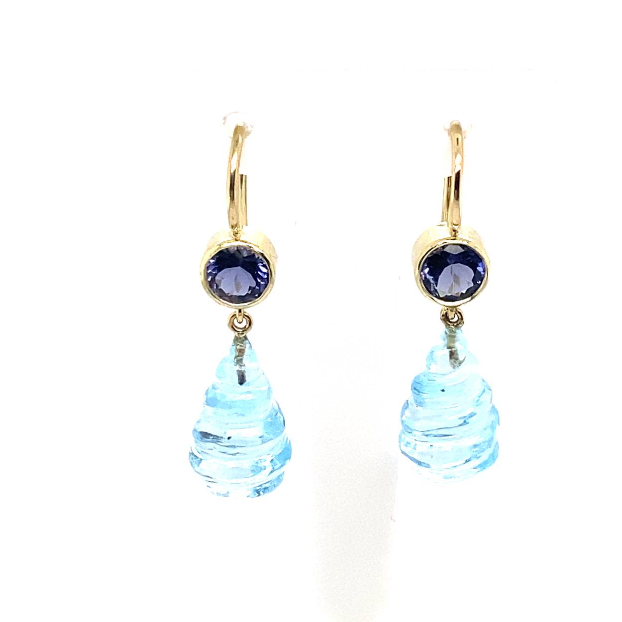 geelgouden oorhaken met ioliet en blauw topaas geslepen druppels