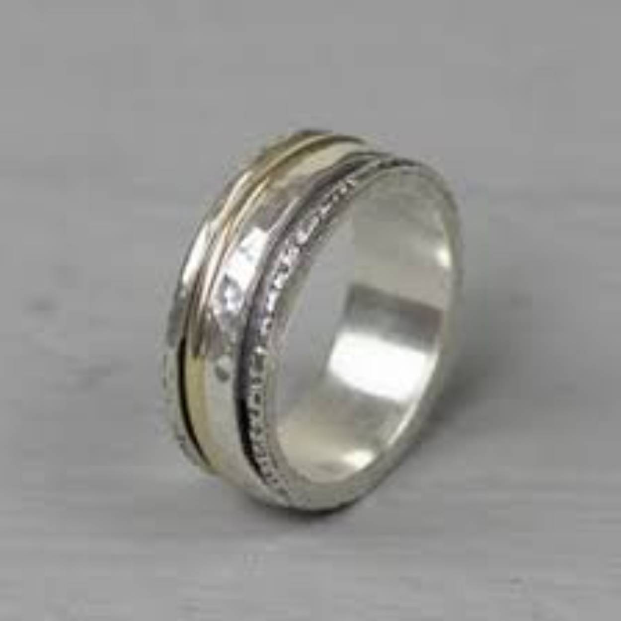 Ring van Jéh Jewels gemaakt van 925 sterling zilver in combinatie met Goldfilled. De ring is stoer, krachtig, creatief en stijlvol. Leuk te combineren met andere ringen, maar ook prachtig in haar eenvoud.