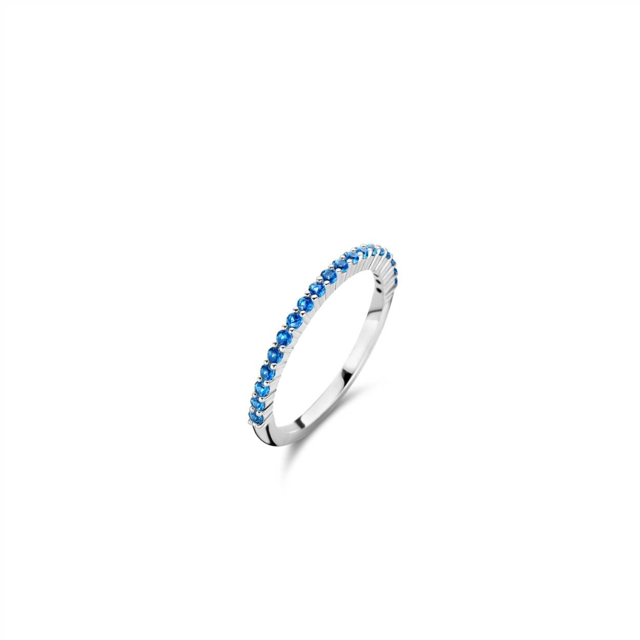 Zilveren ring met schitterend blauwe stenen.