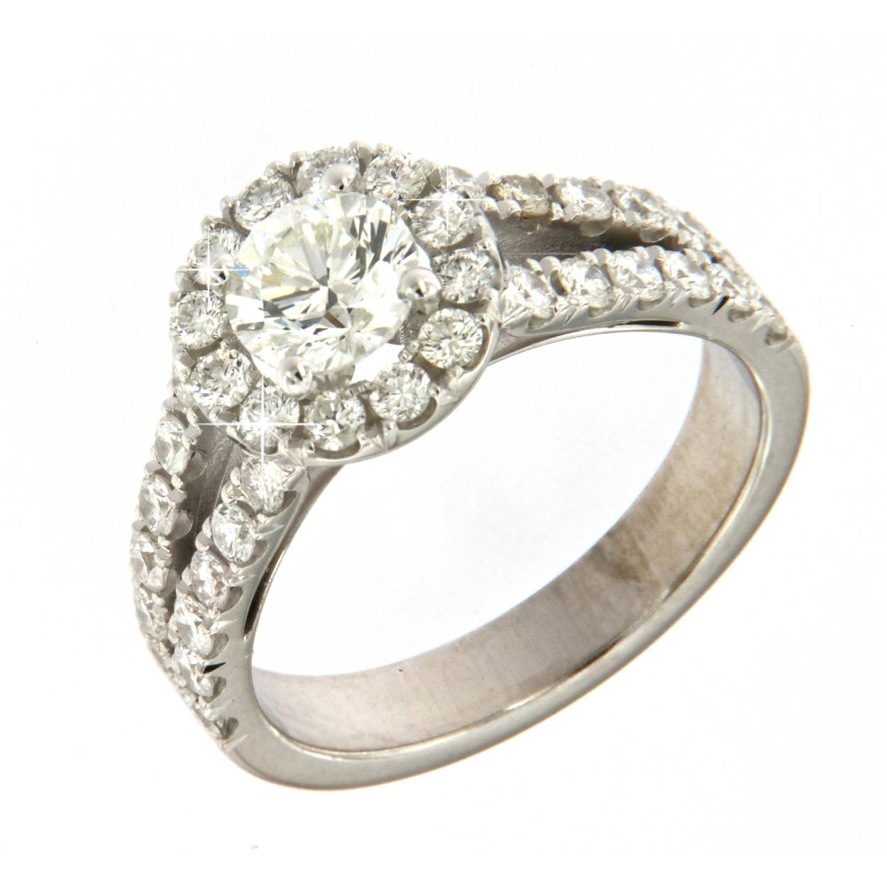 witgouden solitair 18kteigen creatie1ct centrale diamant (briljant) H/Vs1 met certificaat HRD en lasergravurebriljant van 0.03ct in band en rond de centrale steen 1.11ct