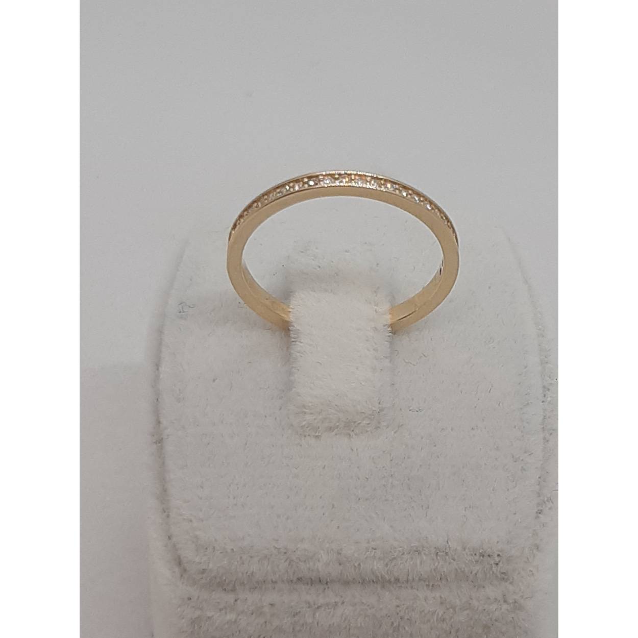 Deze prachtige ring, modelnummer BREA-0002765, is gemaakt van 14-karaats goud en bevat een schitterende diamant. De diamant is rondgeslepen, weegt 0,139 ct en heeft een uitzonderlijke kleur F (Fijn wit+). De ring straalt luxe uit en is perfect voor dagelijks gebruik of speciale gelegenheden. Draag het om elegantie en verfijning aan elke outfit toe te voegen.