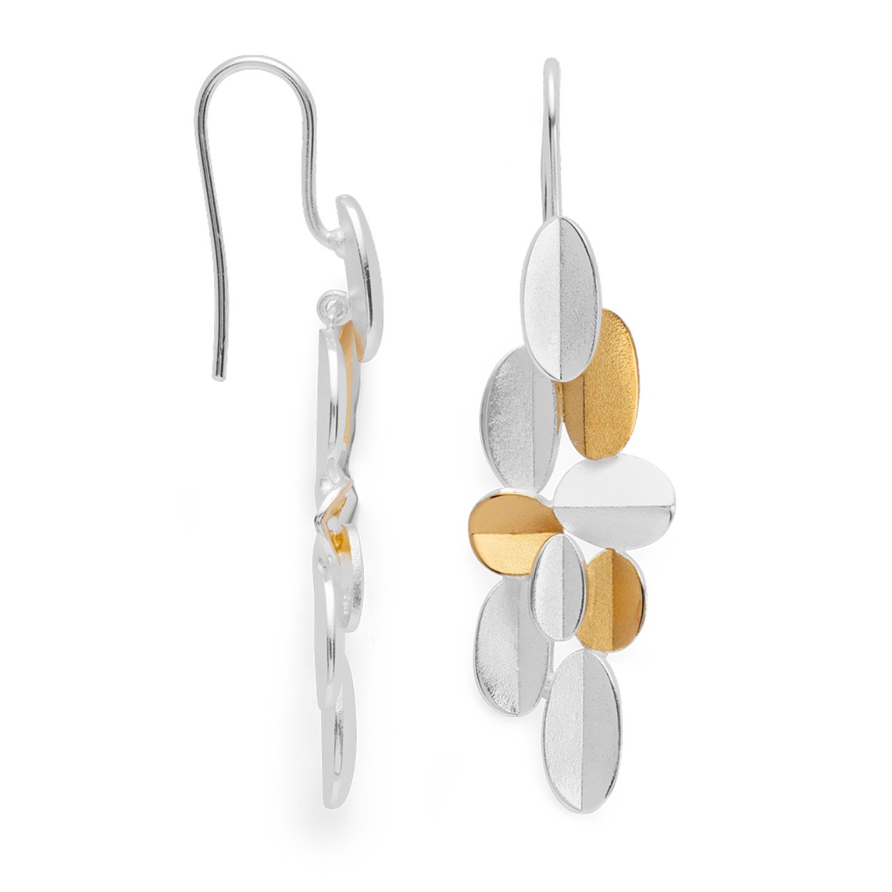 "Glittertind Collection" - een nieuwe, opvallende designlijn van de Noorse ontwerpster Kaja Gjedebo. Talrijke individuele decoratieve elementen, die lijken op bladeren, komen samen in dit vrouwelijke designsieraad van tweekleurig 925/- sterlingzilver met een zandmat oppervlak. Perfect als set met bijpassende hanger en ring.
Kaja Gjedebo is de Noorse ontwerpster van het hoogtepunt van de collectie van dit jaar van Bastian Inverun. Haar ontwerpfilosofie drukt altijd haar verbinding met de natuur uit. De sieradenontwerper baseert zich op basisvormen die gereproduceerd kunnen worden, maar ook uit elkaar gehaald en weer in elkaar gezet kunnen worden om kleine sculpturen voor het lichaam te creëren. Op deze manier geeft ze vorm aan haar passie voor het creëren van kunstwerken die de schoonheid en persoonlijkheid van de drager benadrukken. "Ik word geïnspireerd door mijn ochtendwandelingen in het bos voor mijn voordeur, de architectuur en de stedelijke details. De eindeloze mogelijkheden van het vouwen van een stuk papier blijven me fascineren." (Kaja Gjedebo)