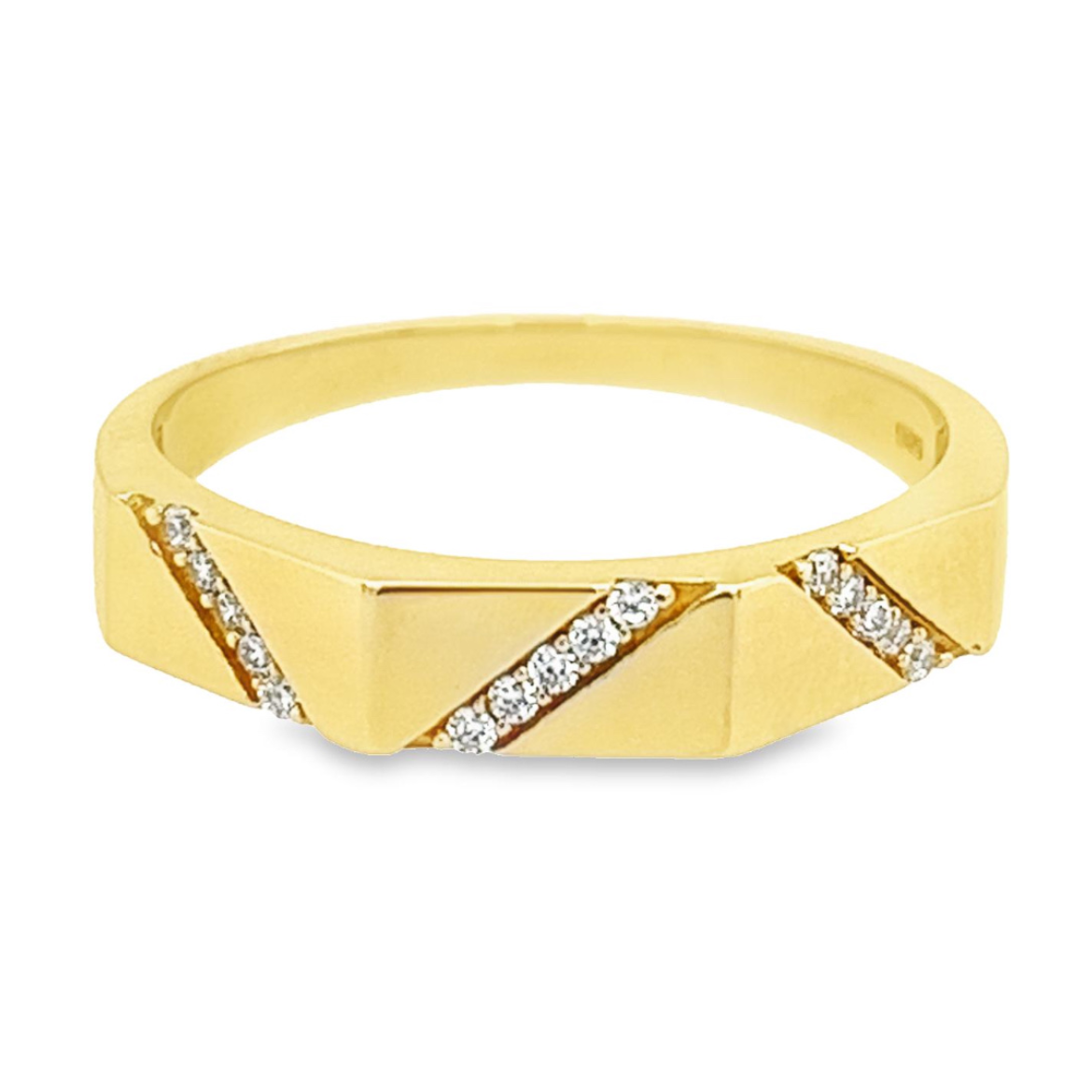 Deze geel gouden ring heeft een mooie strakke vormgeving. De bovenzijde is hoekig bewerkt en op ieder vlak is een rijtje met briljant geslepen zirkonia stenen gezet. Verder is deze ring volledig glad gepolijst.