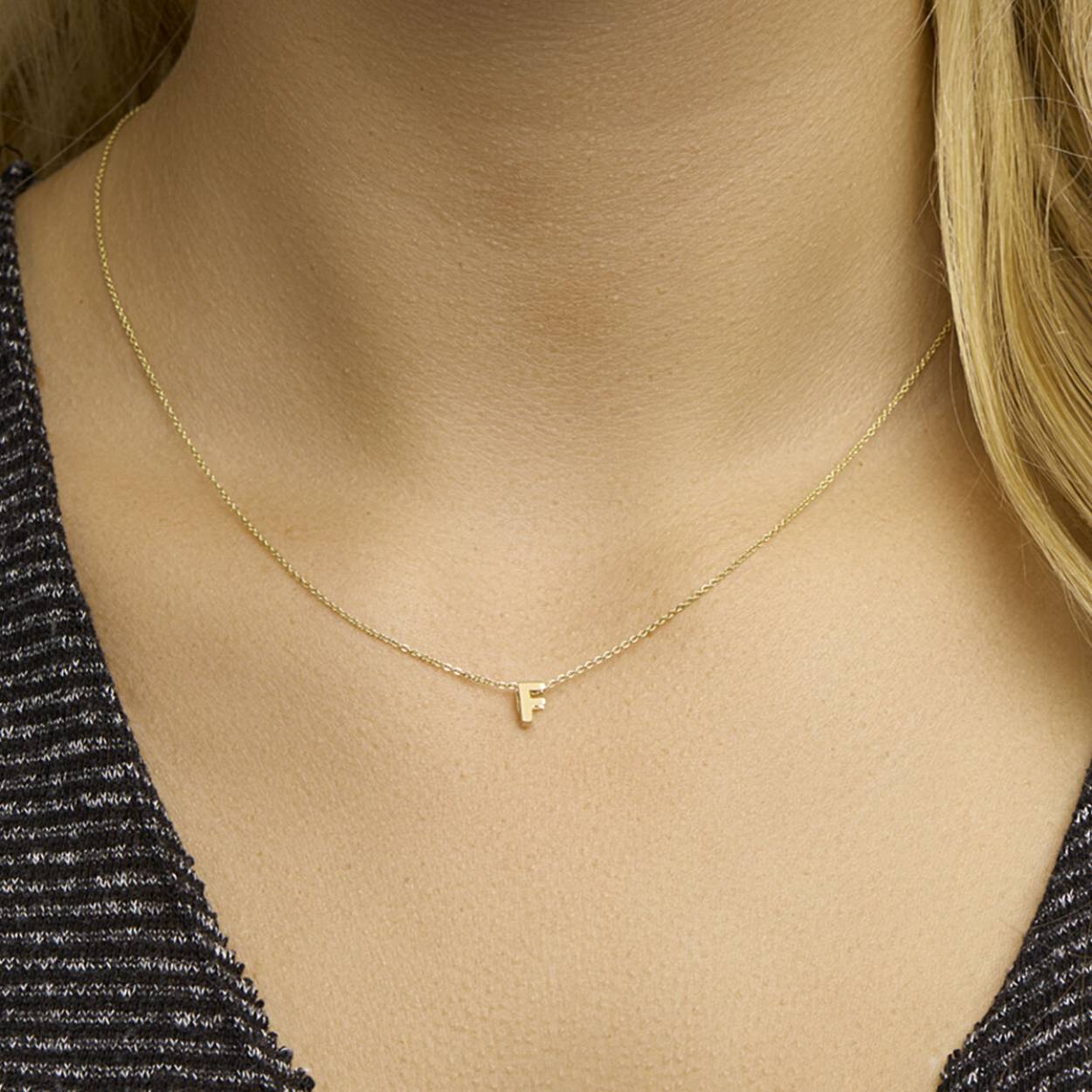 14k Geelgouden hanger uitgevoerd met een letter.