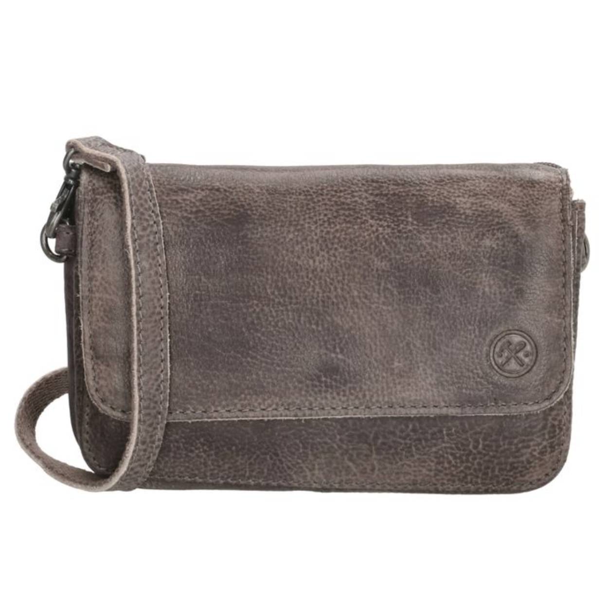 Ideale cross body om de noodzakelijke artikelen in op te bergen.

Afmetingen:
Hoogte 11cm x breed 18cmx diep 5 cm