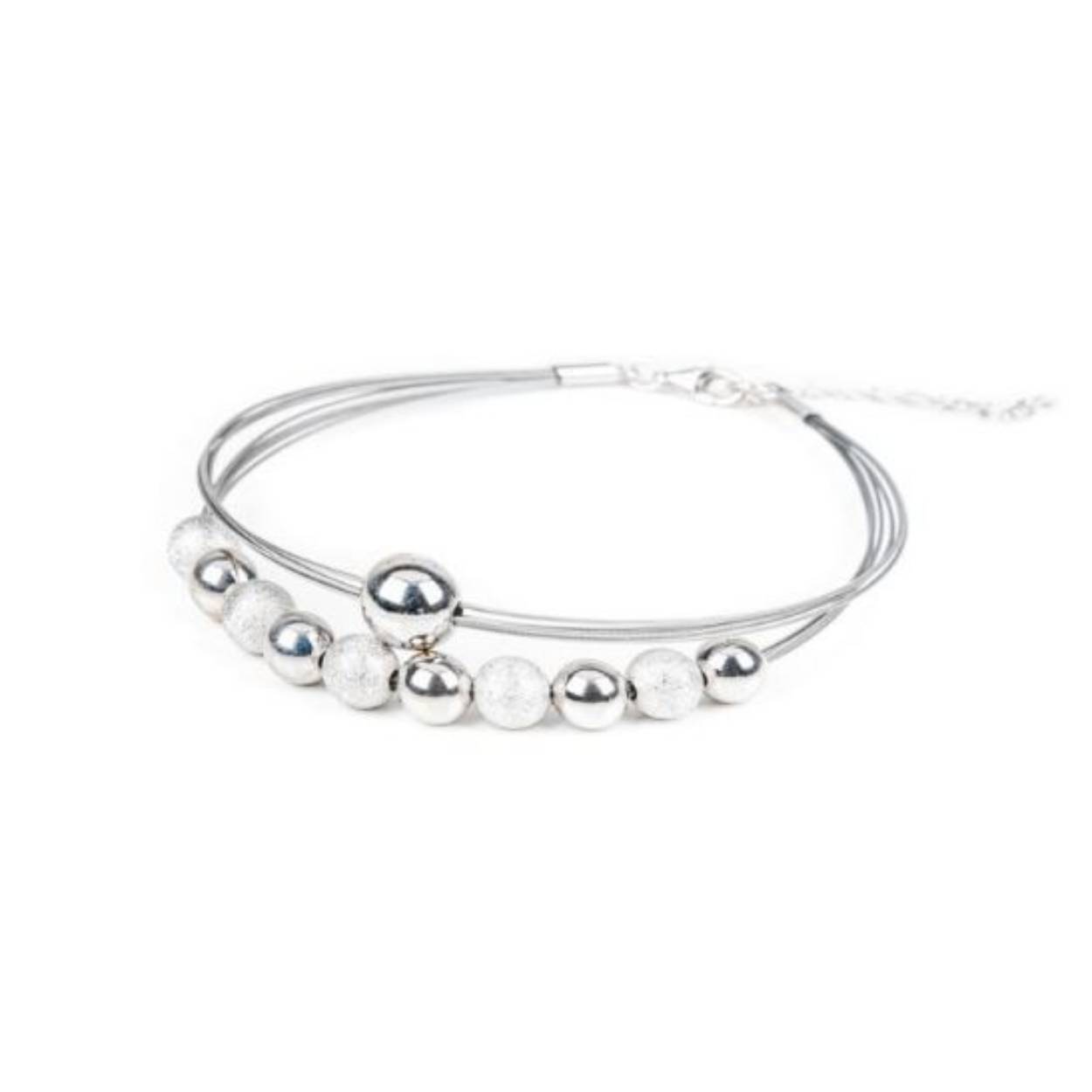 Prachtig, trendy en strak armband van 19cm van fijne stalen draden met zilveren matte bolletjes.

Maak de set compleet met een bijpassende collier (T1090).