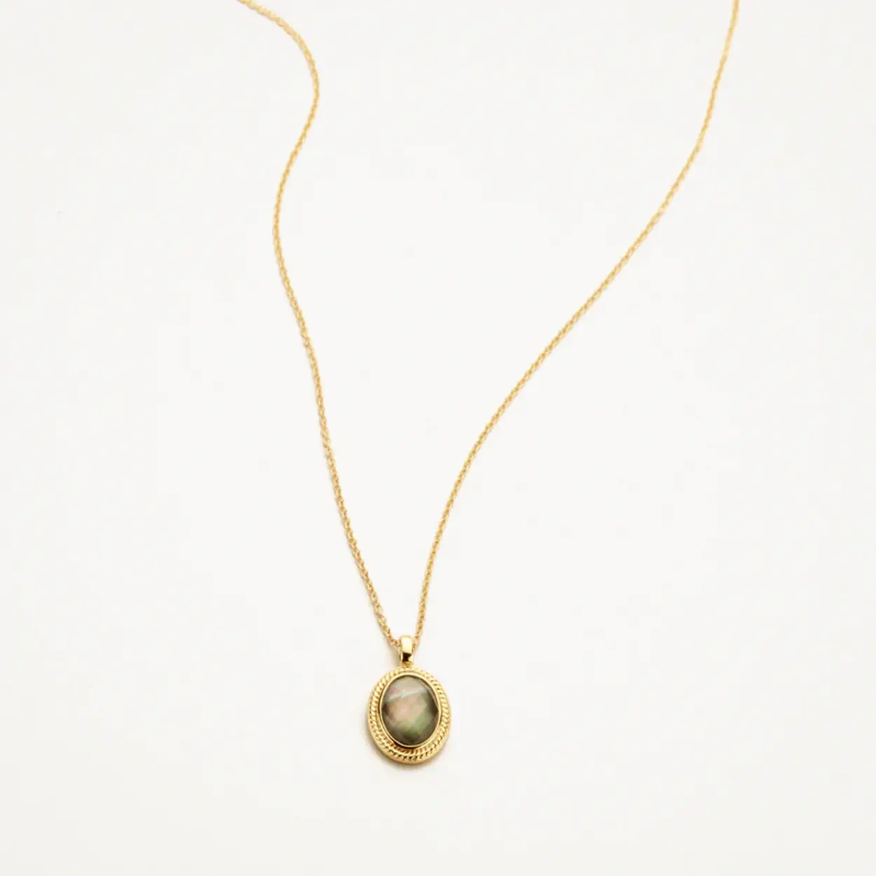 Dit 14k geelgouden collier wordt gesierd door een hanger met doublette van zwarte parelmoer en bergkristal in gladomzetting met kabelmotief. Het collier heeft een lengte van 42 cm en een veerringsluiting. 