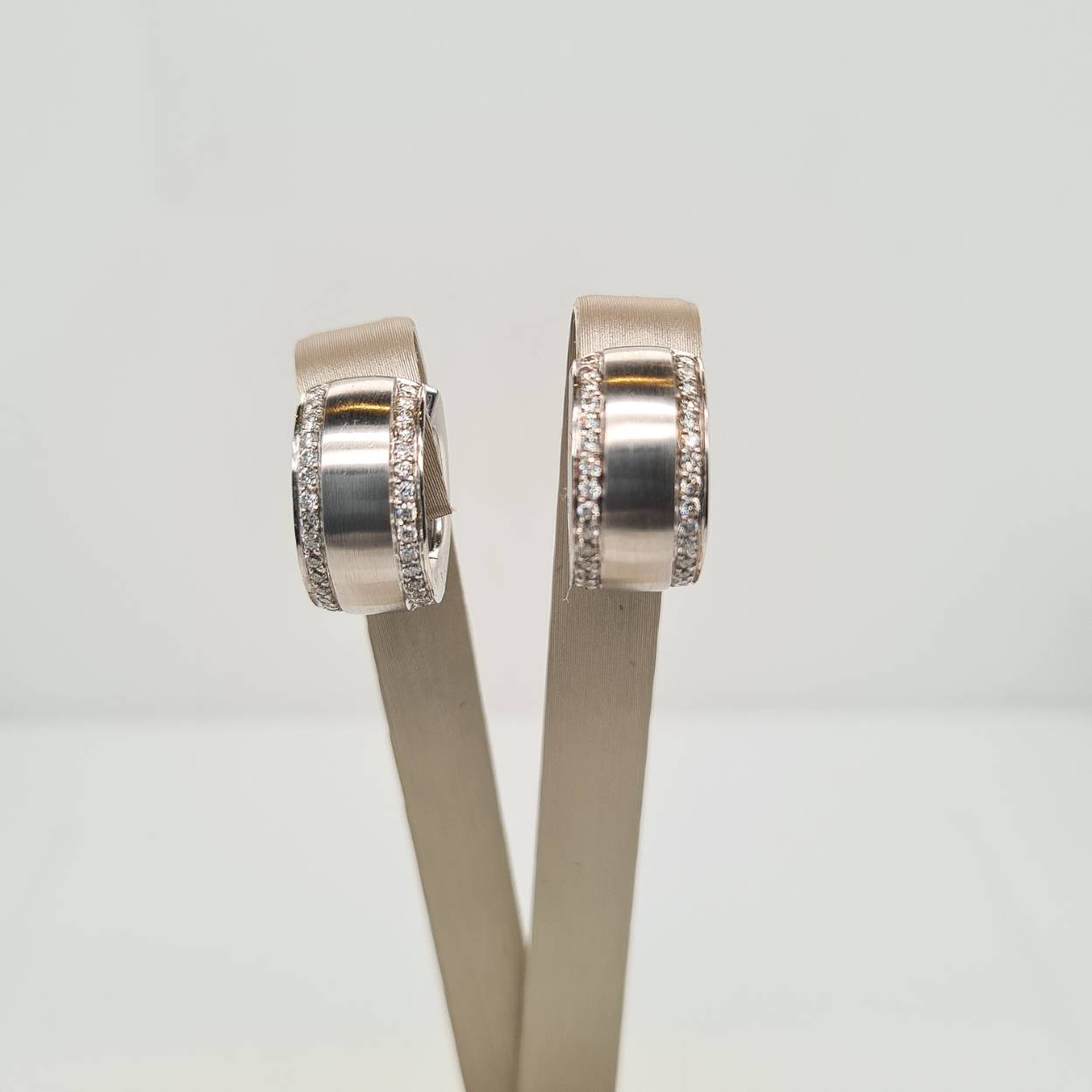 Prachtige 14 karaat witgouden oorbellen met diamant, 0.554crt. 