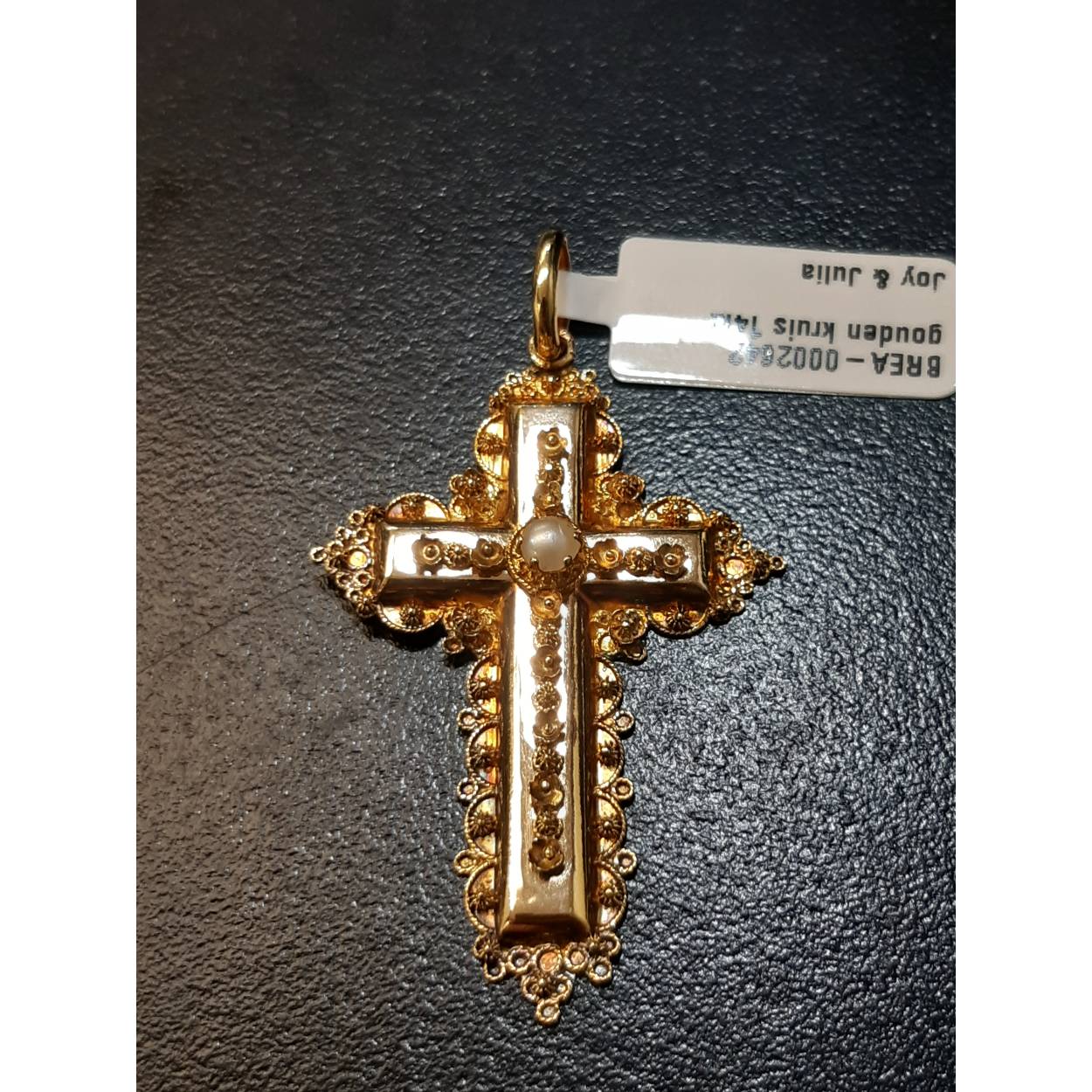 De gouden kruis hanger, modelnummer BREA-0002642, is een verfijnde sieraad met een glanzende afwerking. Gemaakt van 14-karaats goud, heeft deze hanger een hoogte van 43 mm en een breedte van 28,5 mm. Combineer deze elegante hanger met een fijne gouden ketting voor een stijlvolle look die bij elke gelegenheid past. Perfect voor dagelijks gebruik of speciale gelegenheden.