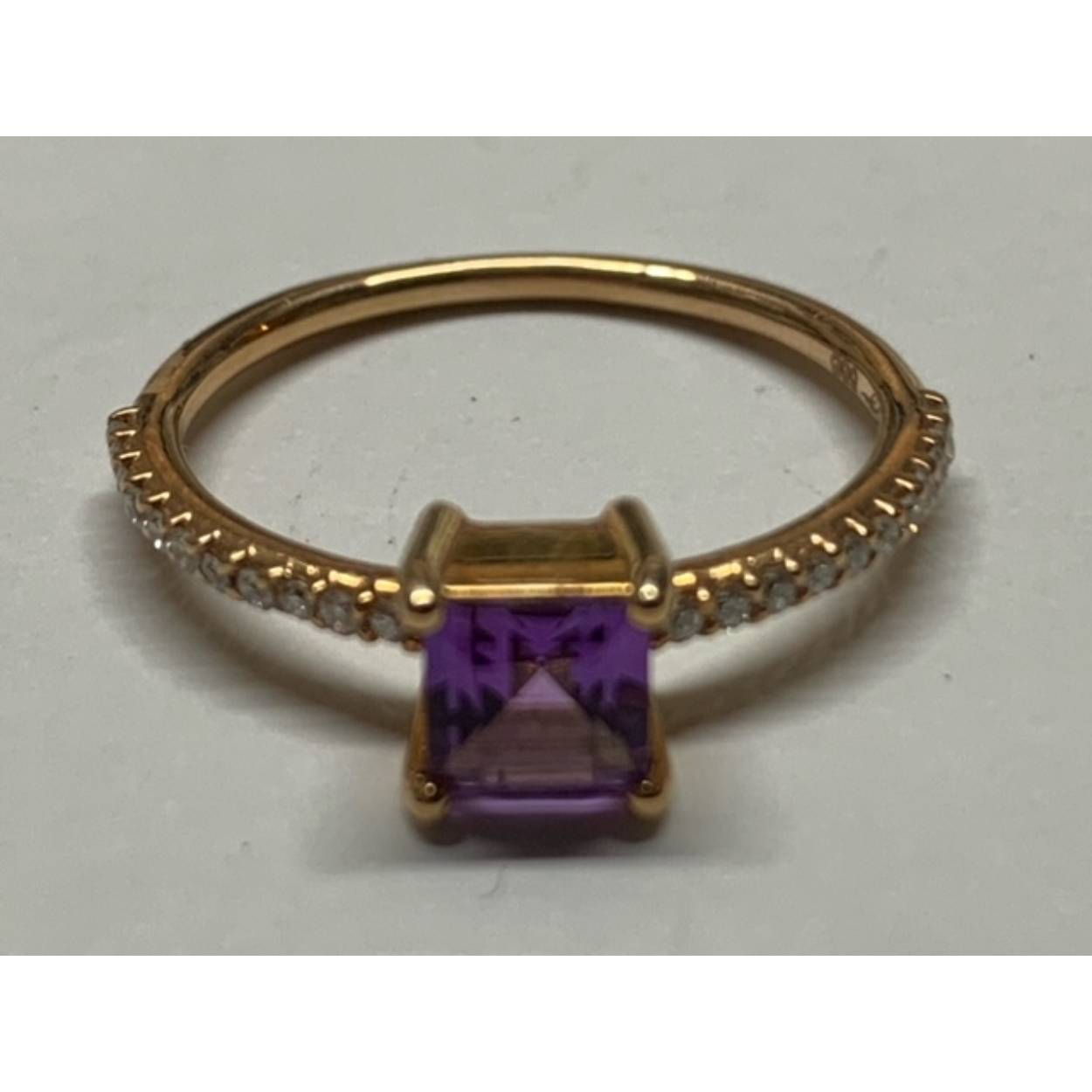 14 Karaat rosé gouden ring amethist met diamant. 
Ring is los te kopen en ook mogelijk als set. 