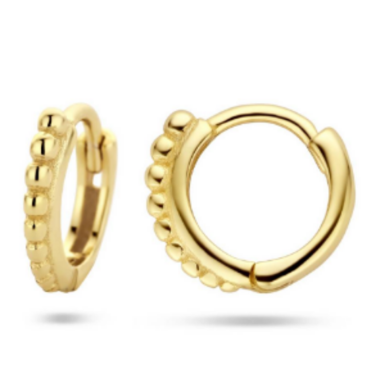 Geelgoud op 925 zilveren klapoorringen uitgevoerd met bolletjes van 2mm. Geen garantie op plating.