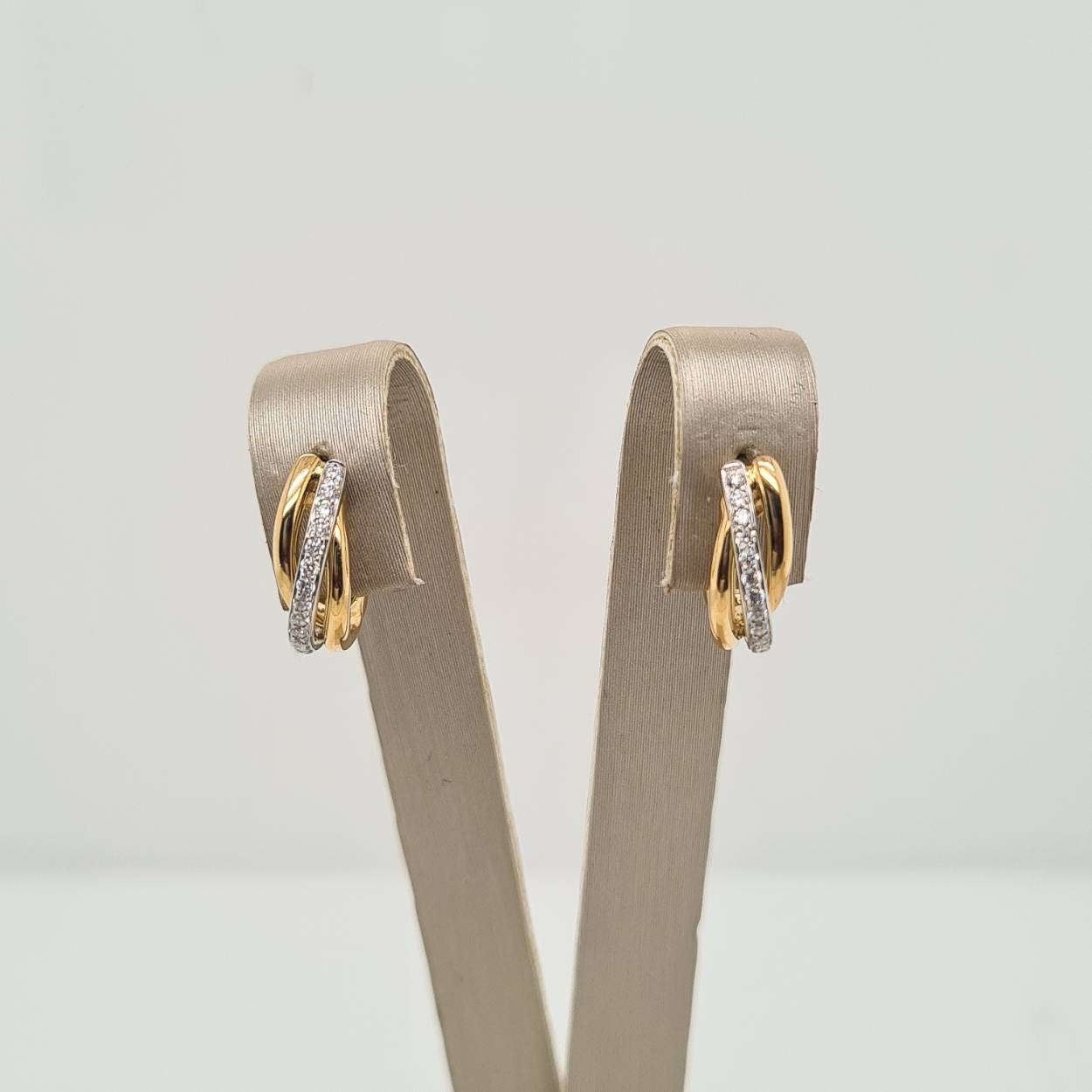 Prachtige 14 karaat gouden oorbellen met diamant, 0.16crt.