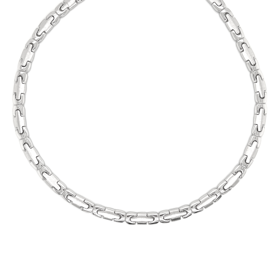Dit collier is gemaakt van 925 zilver. Het collier is gedeeltelijk gematteerd en gedeeltelijk glad gepolijst, de combinatie van mat/ glans geeft dit collier een erg mooie uitstraling. Ook heeft het collier een stevig karabijnslot.