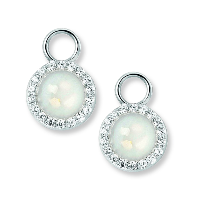 Zilveren oorbedels met zirkonia. Deze worden zichtbaar aan de voorkant gevuld met as die wordt vermengd met onze speciale hars in de gewenste kleur. Lengte: 17 mm (inclusief hangoog).
U kunt combinaties maken van de diverse oorringen en oorbedels.
Ook verkrijgbaar in geel-, wit- of roségoud (meerprijs).

Zie ook onze informatie onder het kopje "sieraden" en dan doorklikken naar "gedenksieraden".
