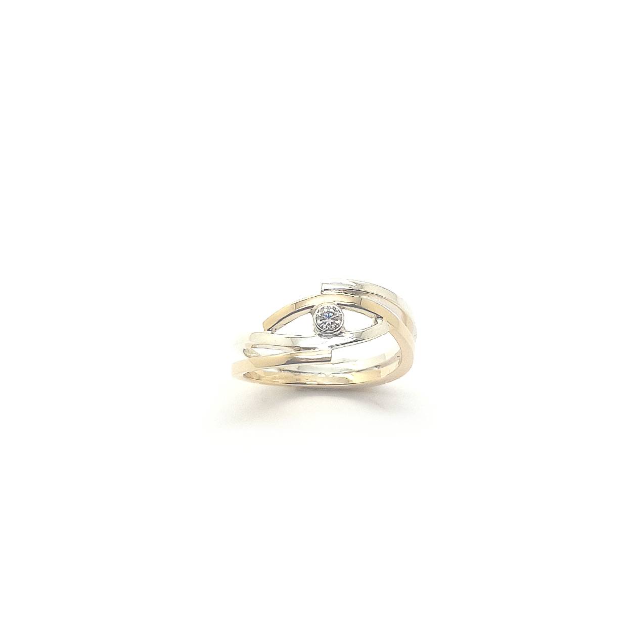 De schitterende ring die versmolten is uit 2 ringen die samen 1 worden, is het perfecte cadeau voor jouw geliefde. Deze gouden en zilveren ring bestaat uit 2 verschillende delen die elkaar omarmen met in het midden een moissaniet. Bij deze ring hoort een bijpassende hanger en oorknoppen die samen perfect te dragen zijn. Dit simplistische design zorgt ervoor dat je deze prachtige set bij elke look kan dragen waardoor het gelijk je favoriete sieraad zal worden. Wil jij jouw geliefde verrassen met deze prachtige ring? Maak een afspraak en kom deze prachtige ring passen! Of bestel haar gelijk, dan sturen we deze mooi verpakt naar je toe.