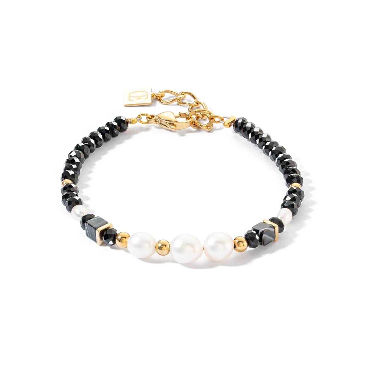 De kleurrijke sieraden collectie van Coeur de Lion wordt handgemaakt in Duitsland. Op een sterke basis van staaldraad worden elementen van verschillende materialen zoals staal, swarovski kristallen, edelstenen en zoetwaterparels geregen. De bekende Geo-Cube collectie is inmiddels in vele kleurcombinaties uitgevoerd. Bij iedere outfit past een eyecatcher van Coeur de Lion!

De Coeur de Lion 1132/30-1314 GeoCube Armband is gemaakt van goudkleurige edelstalen elementen in combinatie met zwarte gestreepte agaat, swarovski kristallen en zoetwaterparels.

Coeur de Lion Armband 1132/30-1314

Materiaal: edelstaal, agaat, zoetwaterparels, swarovski
Afwerking: goudkleurig edelstaal
Lengte collier: 18 cm + 3 cm verlengketting

Coeur de Lion sieraden worden geleverd in een originele Coeur de Lion sieraden verpakking.