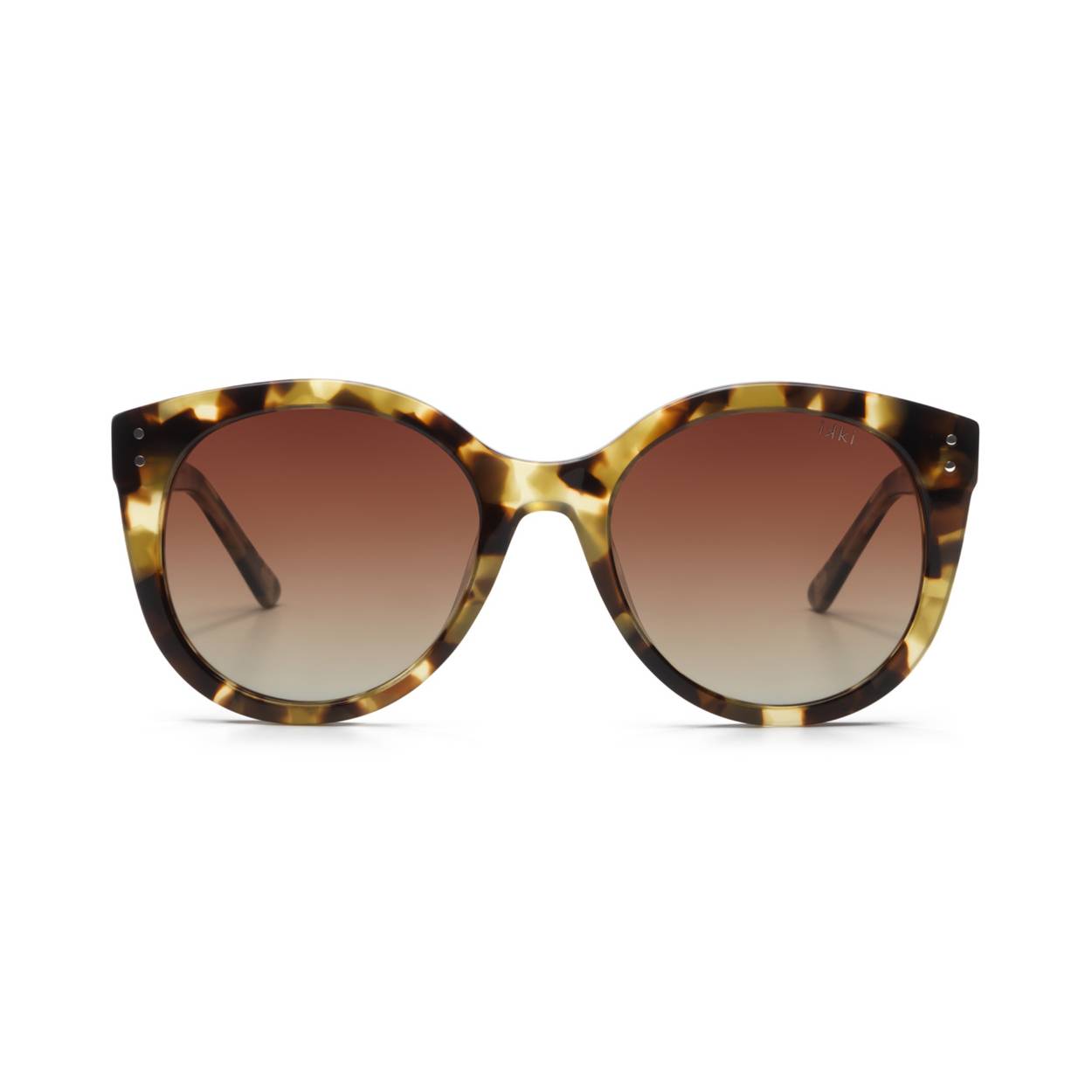 De nieuwe handgemaakte QUINN 95-2 van IKKI heeft een frame van plant-based acetaat met de kleur Light Turtle. De lenzen van de bril hebben een mooie Gradient Brown kleur en zijn gemaakt van CR39 materiaal (Columbia Resin). Dit is een lichtgewicht materiaal voor meer draagcomfort, met de optische kwaliteit van glas. Zo creëert IKKI Fashion met de nieuwe IKKI-zonnebrillen een perfecte combinatie van fashion en kwaliteit, tegen een nog perfectere prijs.

Kijk snel verder op de site voor alle andere kleuren en modellen. Is jouw bril niet op voorraad? Kijk dan snel bij de storelocator voor een IKKI-verkooppunt bij jou in de buurt!

Bij elke IKKI-zonnebril krijg je nu een stijlvolle en handige IKKI-brillenetui met attachmentring helemaal gratis!