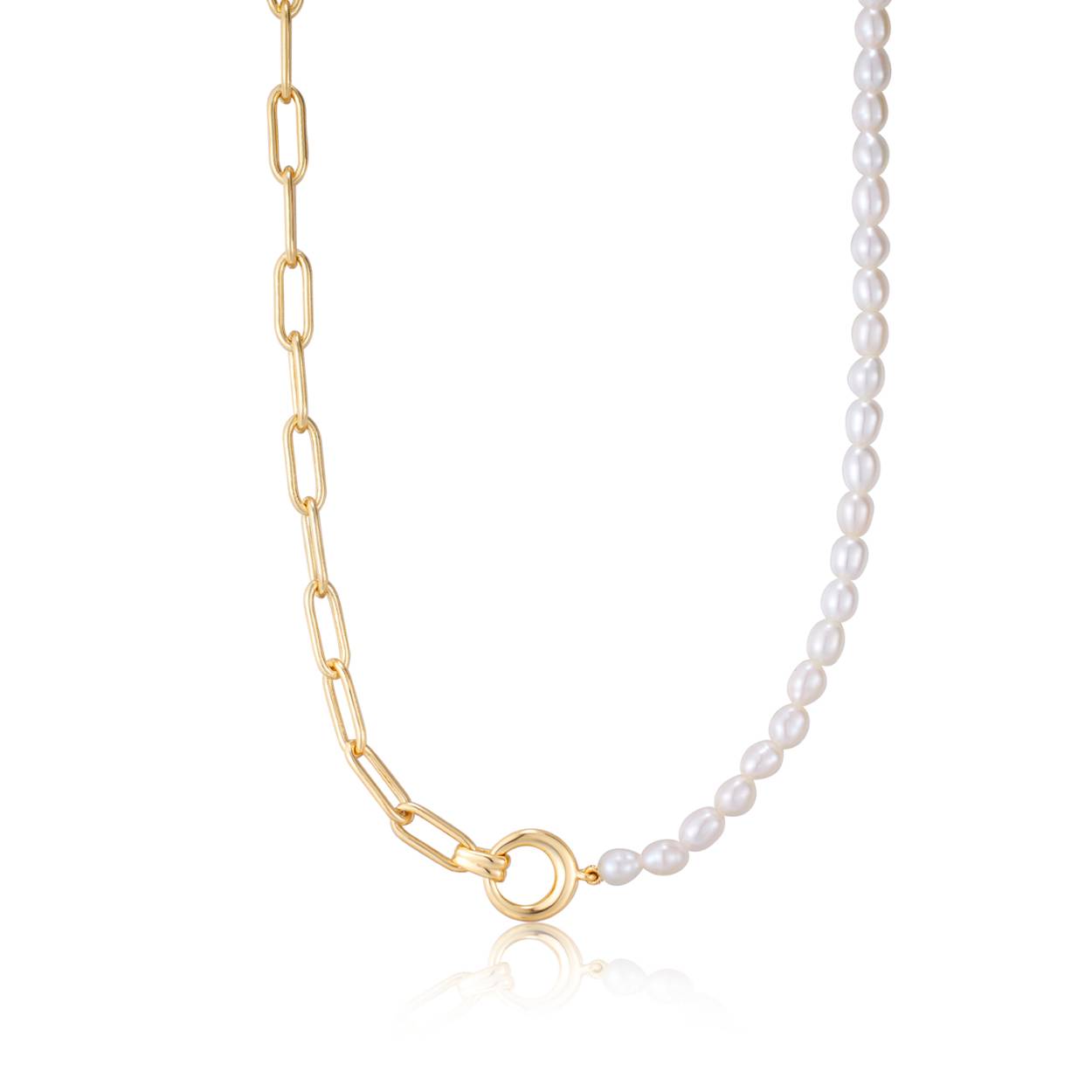 Maak dit seizoen een statement met deze ketting, die een rij prachtige parels combineert met ankerschakels. De perfecte balans tussen stoer en vrouwelijk! Style de jouwe solo of stapel met meerdere kettingen voor een gelaagde look.