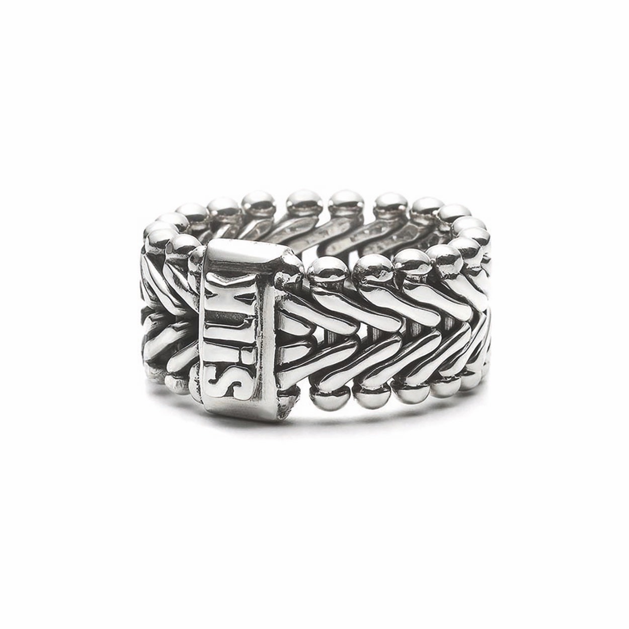 De Classic chevron collection 201 ring is een sterling zilveren ring met een decoratief vissegraat structuur. De ring is volledig met de handgemaakt van 925 sterling zilver. De ring past perfect bij een van onze Classic chevron collection armbanden met dezelfde vissengraat structuur en maakt het een compleet setje.