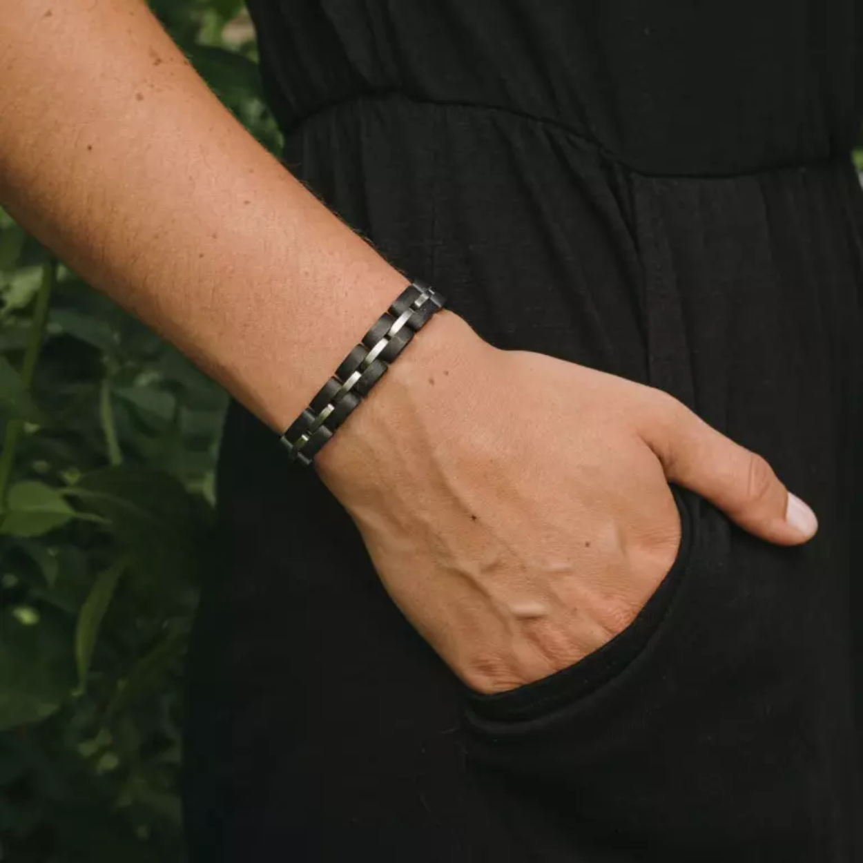 Deze armband valt op dankzij een eenvoudig en elegant samenspel van roestvrijstalen schakels in zilver en zwart esdoornhout. Zo licht als een veertje, nestelt de Fantasia Bandlet zich om jouw pols en wordt jouw trouwe dagelijkse metgezel.
