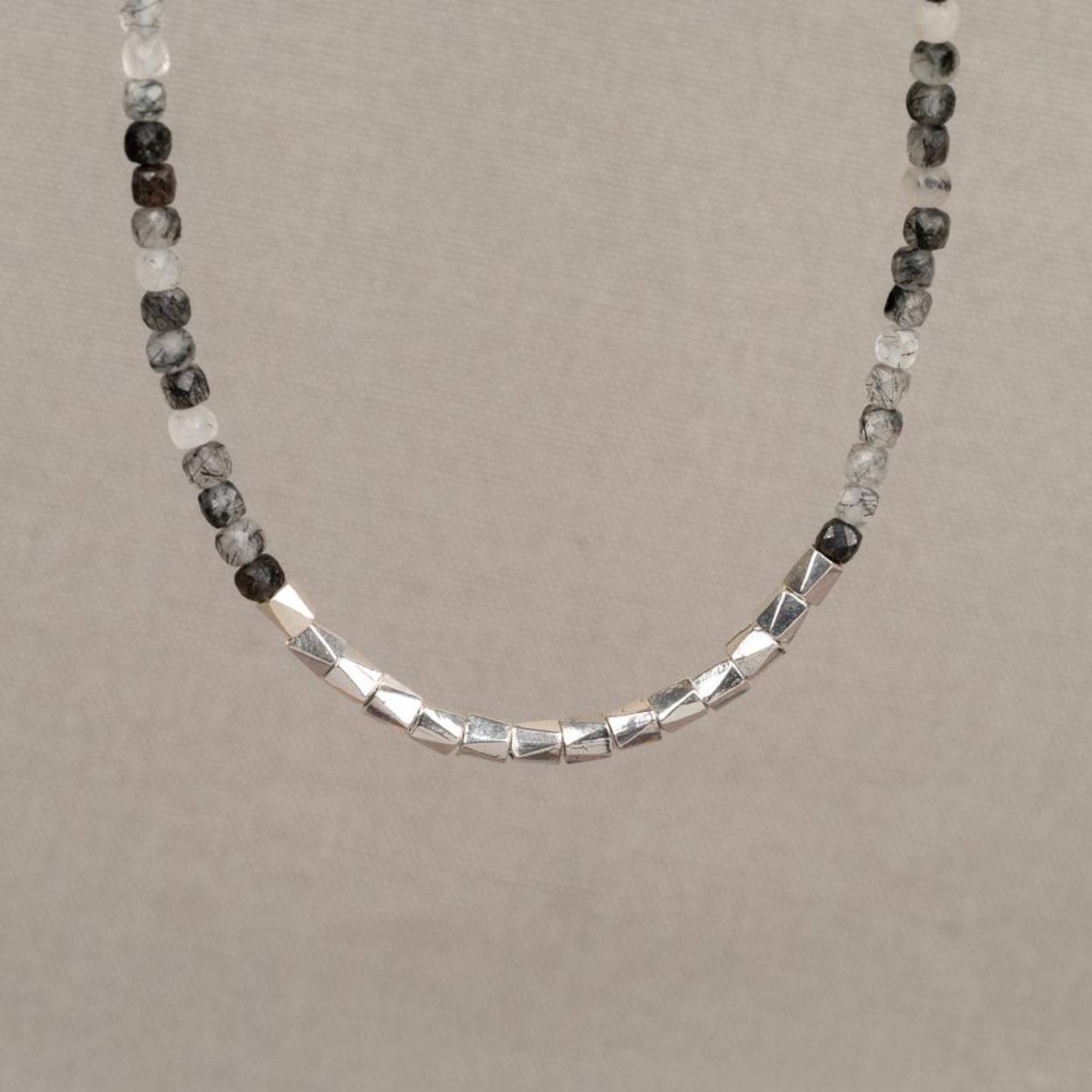 Collier gemaakt van de edelsteen Black Rutielkwarts en zilveren hoekige tubes. Combineer met de bijpassende armband en andere sieraden van Jéh voor een complete look!