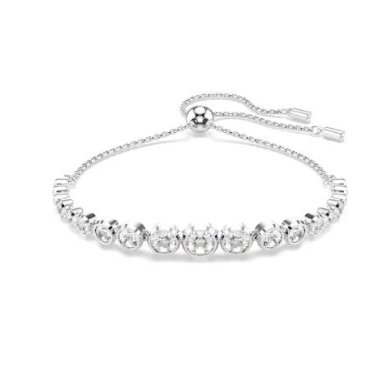 Deze armband met rhodium toplaag ademt de eenvoud van de Imber-lijn. Het ontwerp is voorzien van een verloop van heldere kristallen in Round-slijpvorm, elk in een moderne bezelzetting op een soepele ketting. De armband is voorzien van een schuifsluiting voor extra draaggemak. Elke verfijnde druppel geeft uw pols een stralende elegantie. Dit veelzijdige sieraad kan speels worden gecombineerd met andere stijlen.